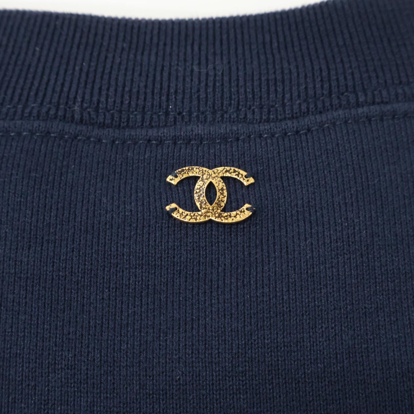 CHANEL P57840K07626 Coco Mark Print Sweatshirt Top