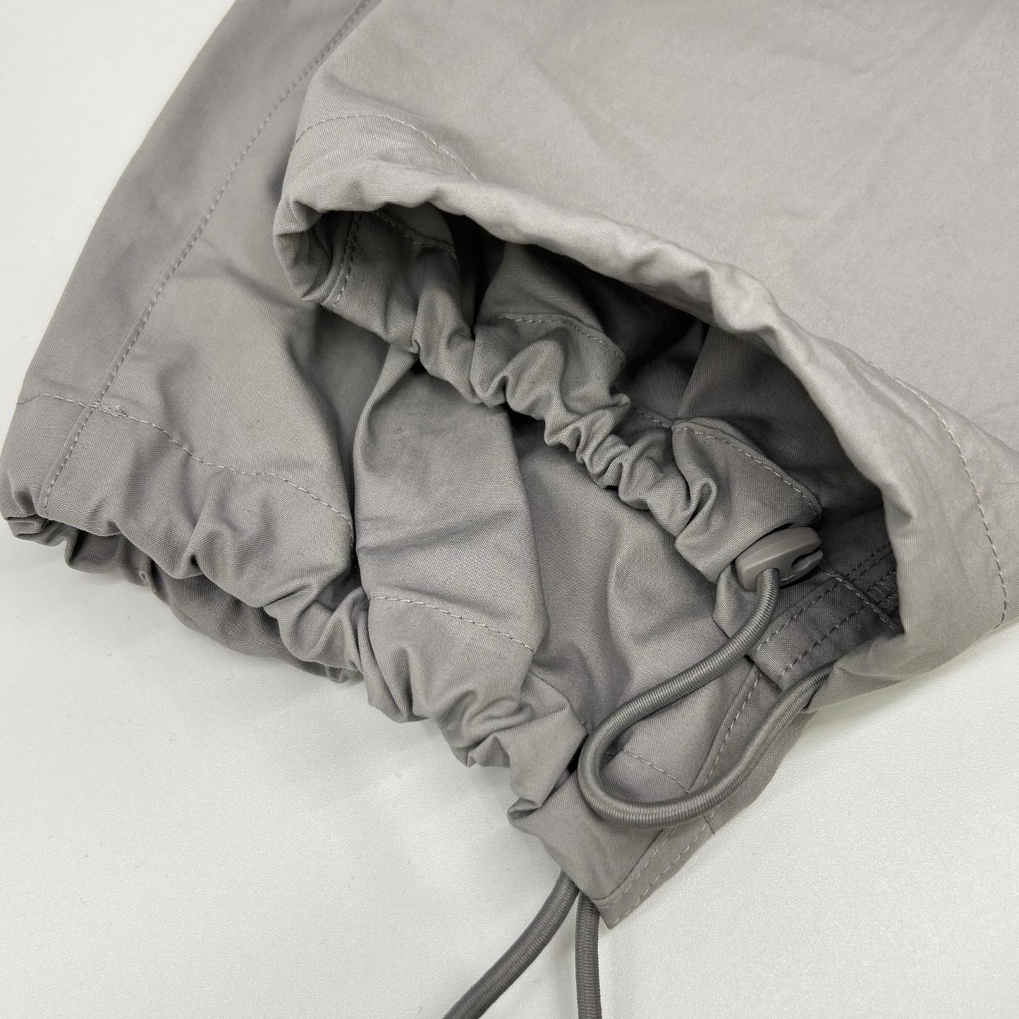 STONE ISLAND ストーンアイランド 25年 ゴースト グレー L1S153100017 ALL-WEATHER COTTON CANVAS カーゴパンツ ボトムス