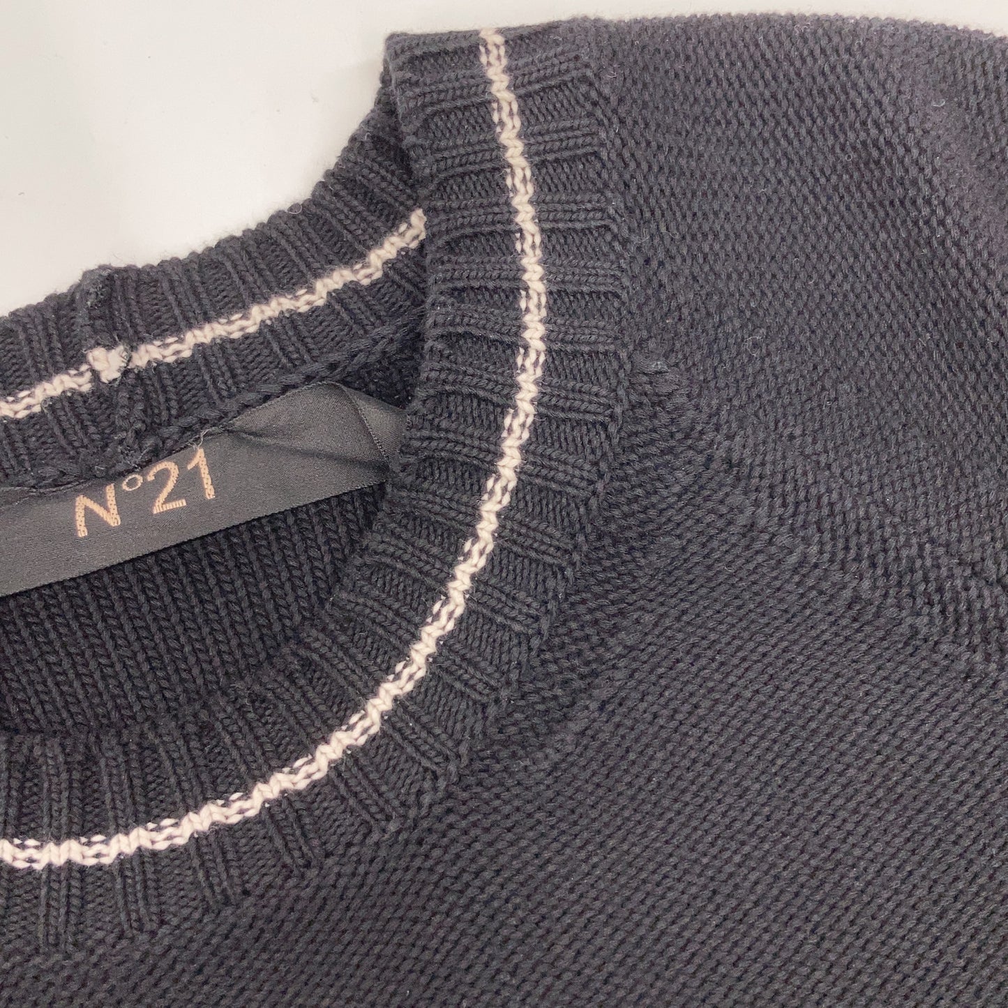 N゜21 ヌメロ ヴェントゥーノ 24年 ブラック ビッグロゴクルーネックニット 24SU-A015-7523-3496 トップス