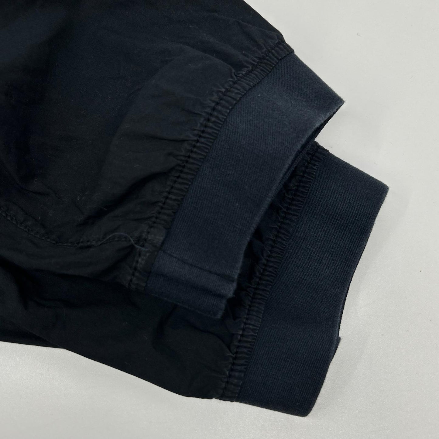 STONE ISLAND ストーンアイランド ネイビー ロゴパッチ付き テーパードカーゴパンツ ボトムス