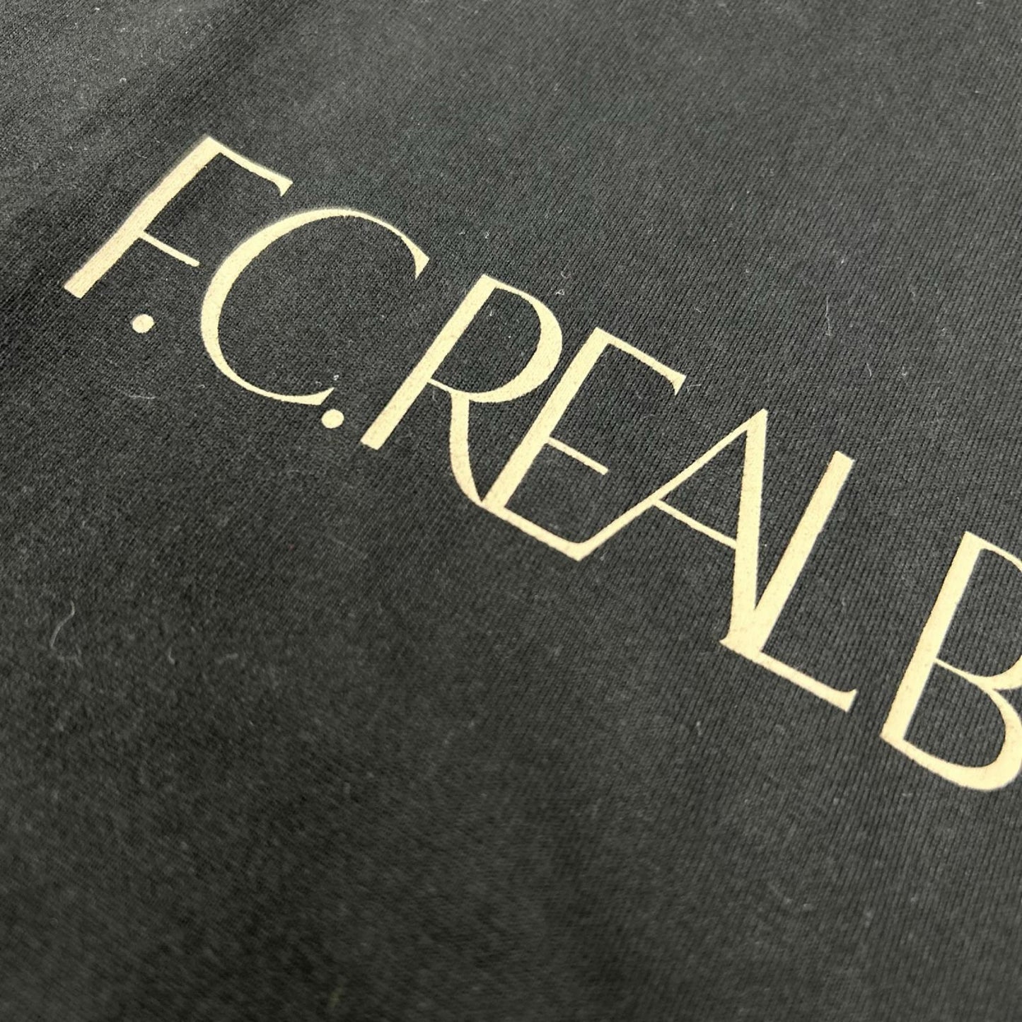F.C.Real Bristol エフシーリアルブリストル 252100 ブラック トロフィー クレスト Tシャツ トップス