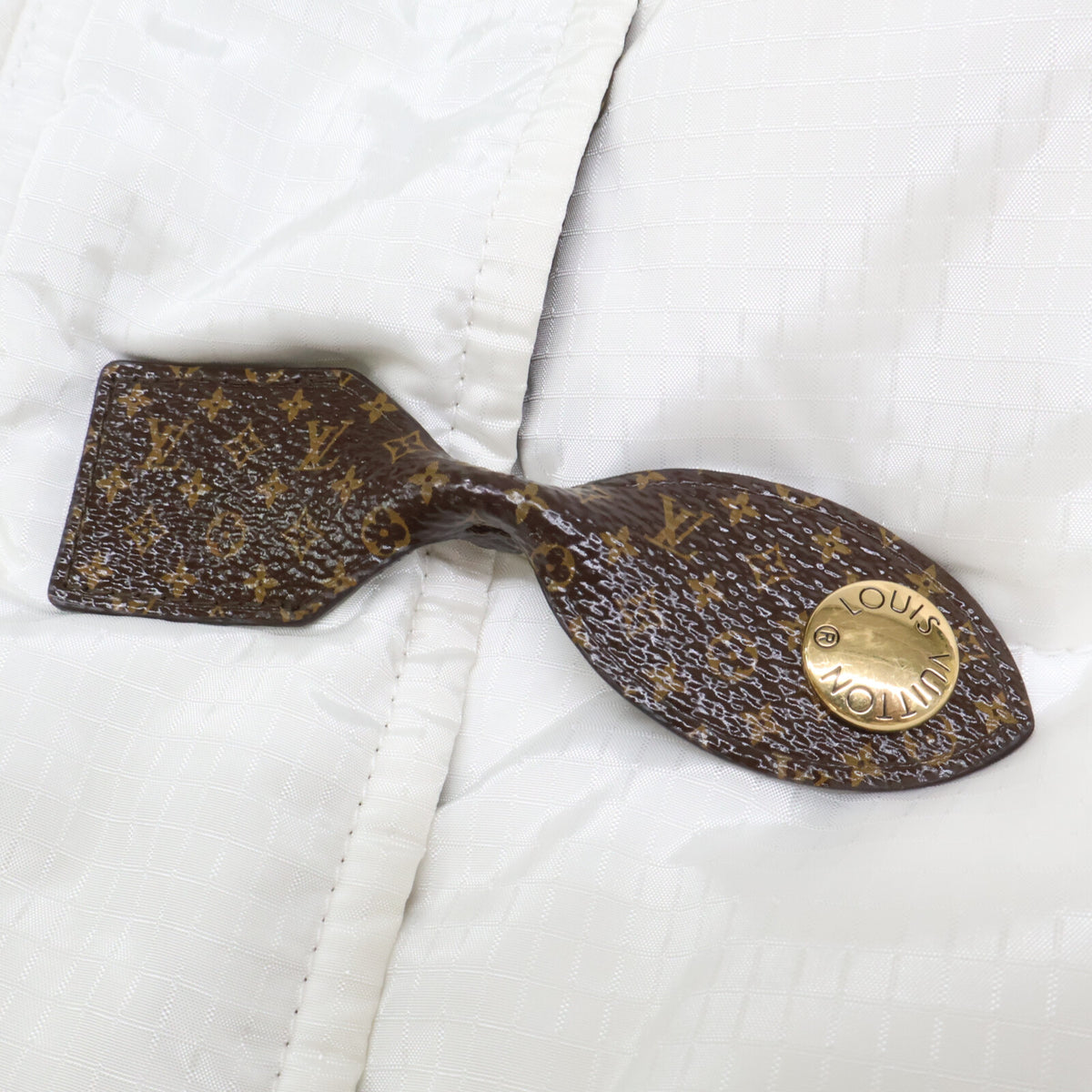 LOUIS VUITTON Officially distributed in Japan, 2023 model 1AF474/RM232W RD7 FPOW30 Monogram Accent Pillow down jacket