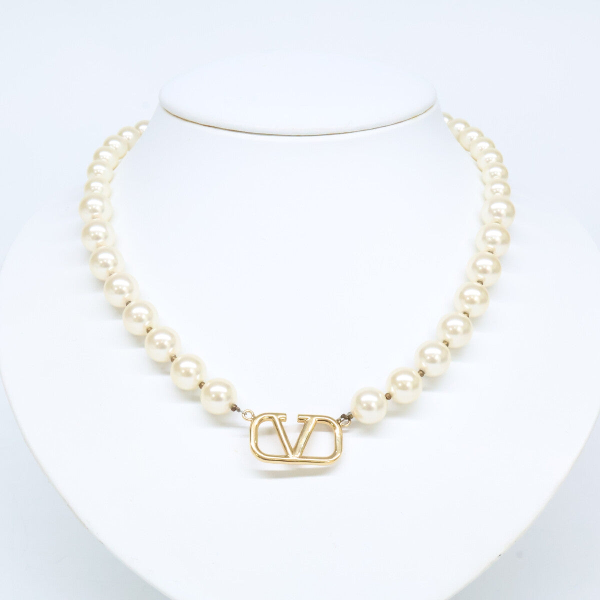 VALENTINO ヴァレンティノ Vロゴ シグネチャー メタル x スワロフスキーパールビーズ ネックレス