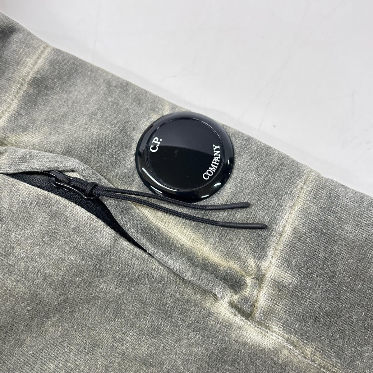 C.P.COMPANY シーピーカンパニー 10CMSS197A グレー クルーネック ICEレンズスウェットシャツ トップス