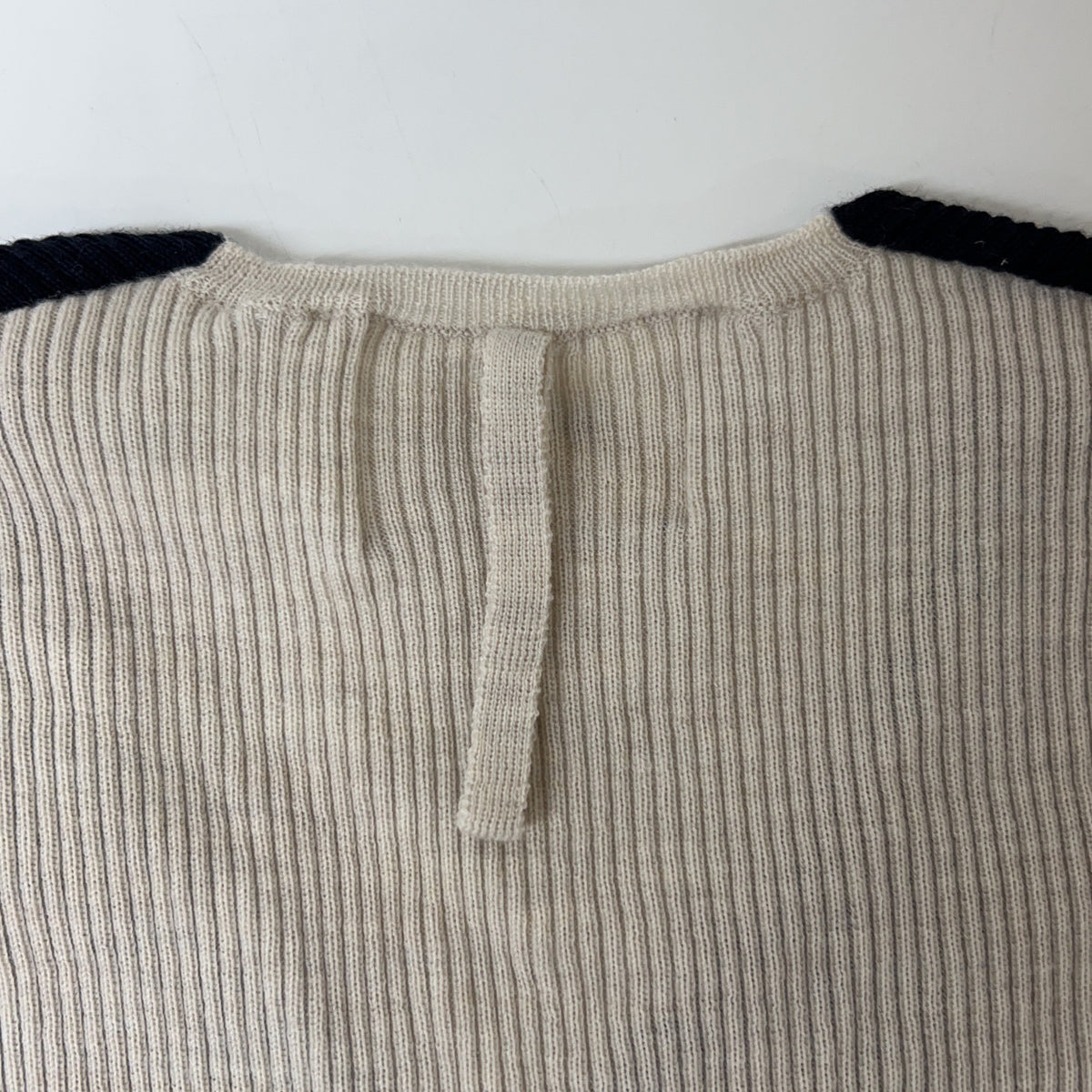 BEIGE ベイジ ベージュ×ブラック LA MONNAIE Vネックニット トップス