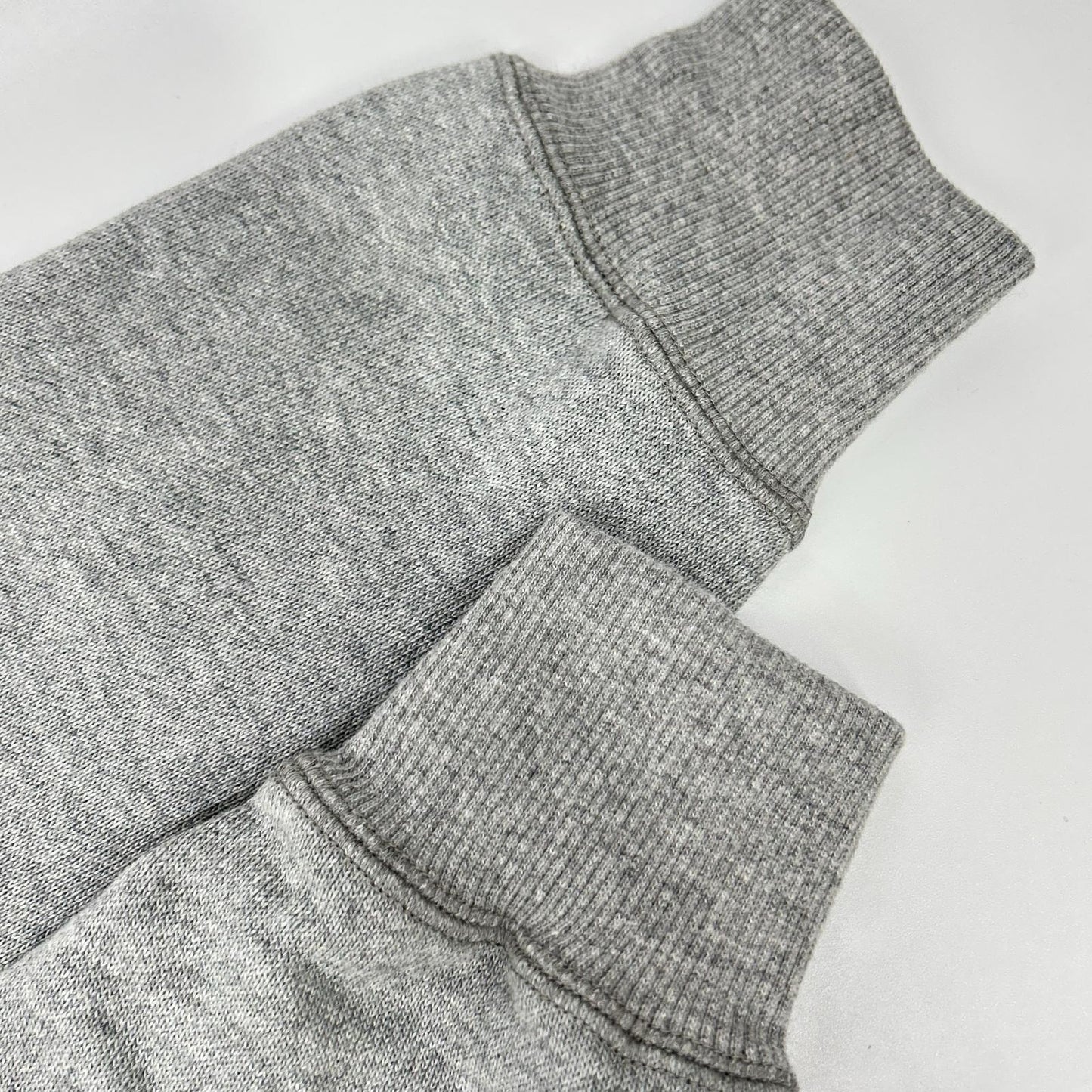 1piu1uguale3 ウノピゥウノウグァーレトレ MRB660 グレー SIC CREW SWEAT トップス