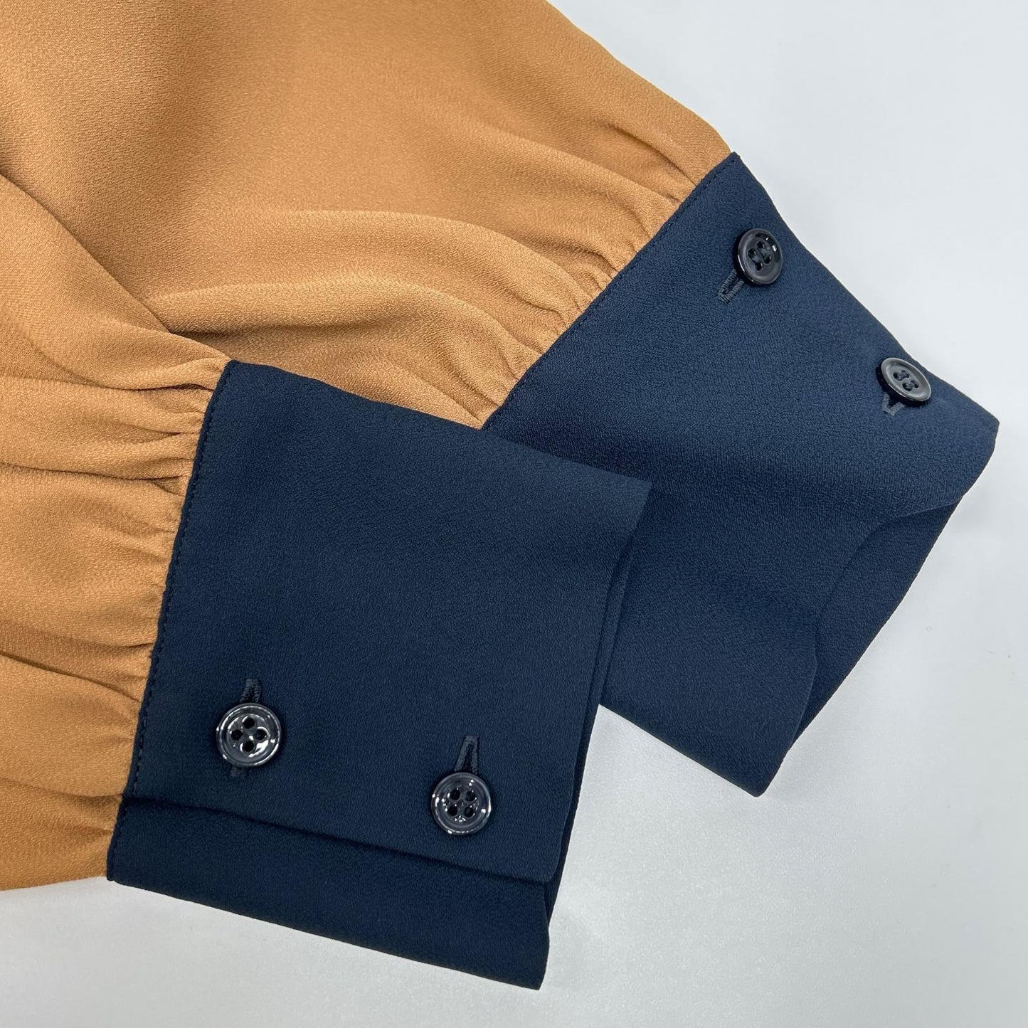 BEIGE BEIGE Brown × Navy MAKALU Bow-Tie Blouse Top
