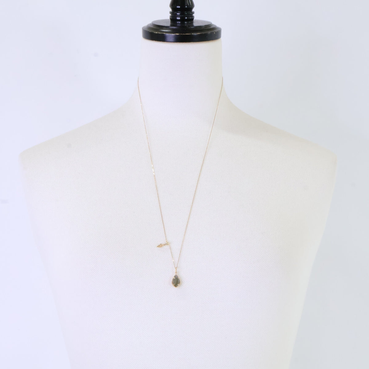 agete アガット 【美品】K10 ラブラドライト/蝶貝 ペンダントトップ・K10 0.008ct ダイヤモンド リーフ Y字 ネックレス