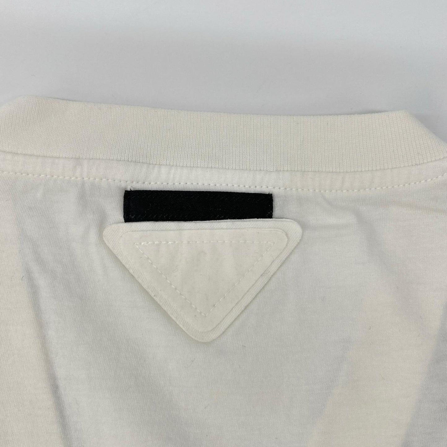 PRADA プラダ UJM492 ホワイト 総柄 トライアングルロゴ VネックTシャツ トップス