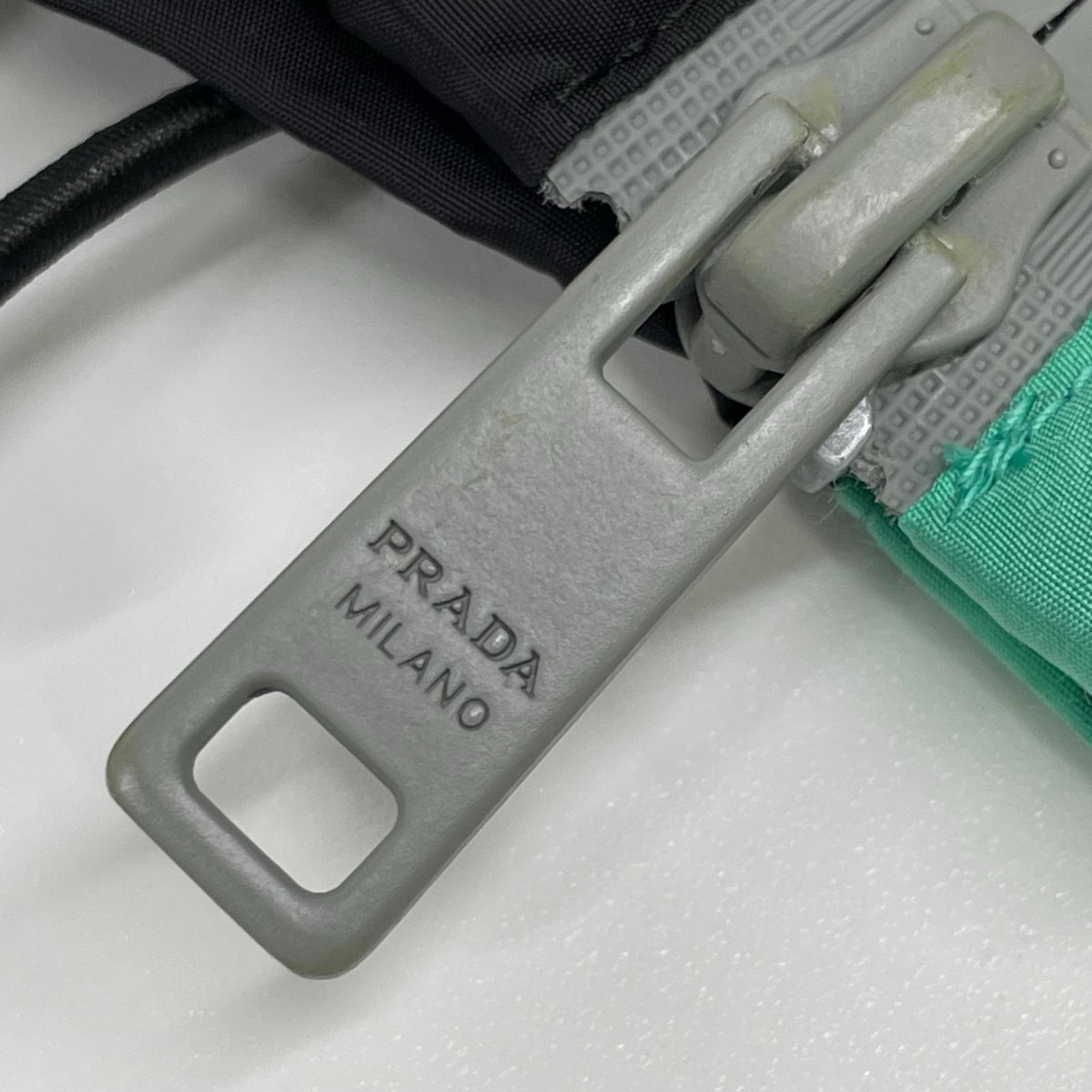 PRADA プラダ 17年製 22H733 S172 1PUZ ブラック×グリーンライン ナイロン パンツ ボトムス