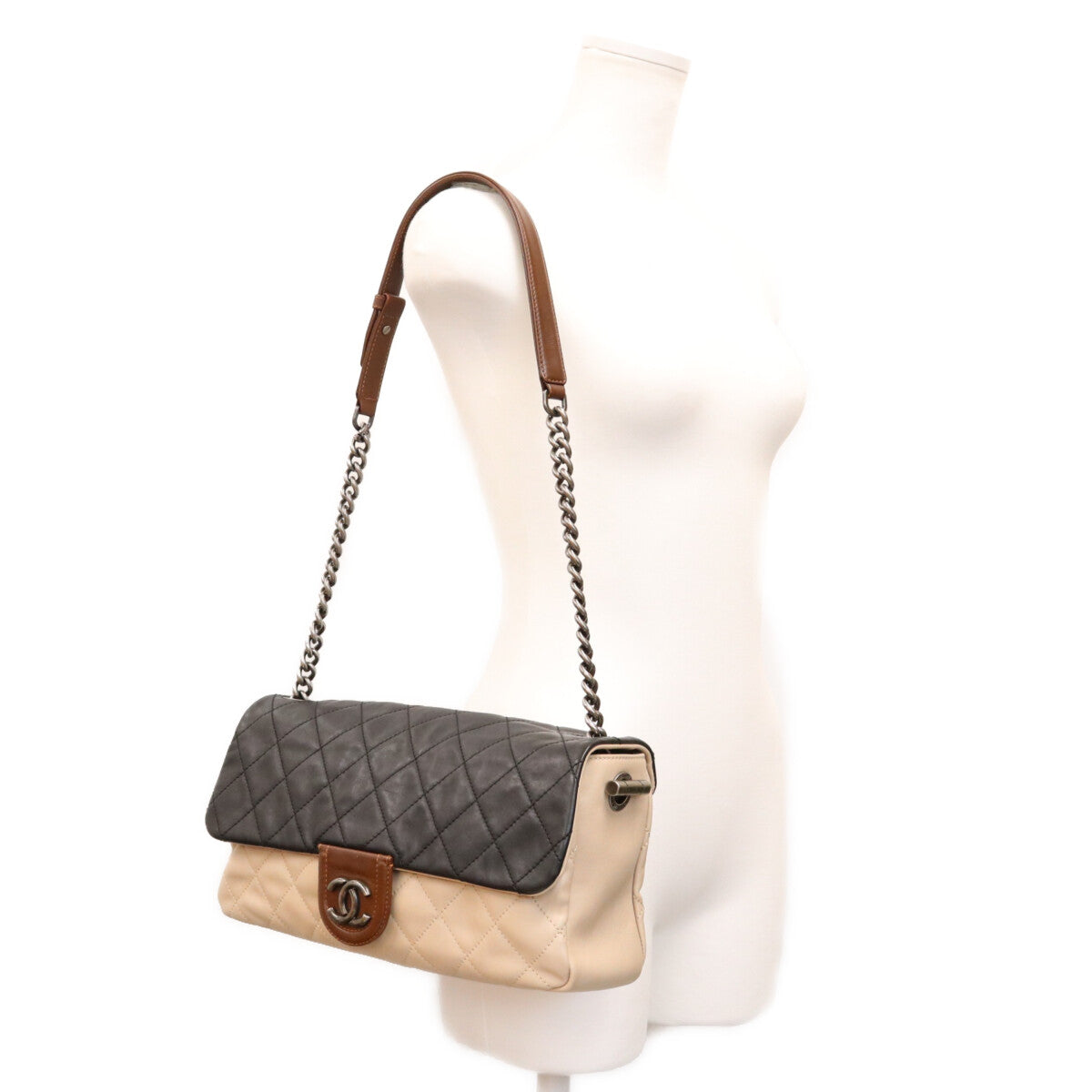 Chanel Series 16 Black × Beige Two-Tone Calfskin East-West Matelassé Silver Hardware Chain Shoulder Bag Shoulder Bag