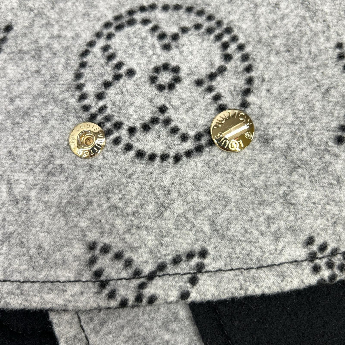 近全新 国内专柜 25AW FSCO08 Mahina Monogram 双面斗篷/披肩 斗篷 披肩 TU 女士