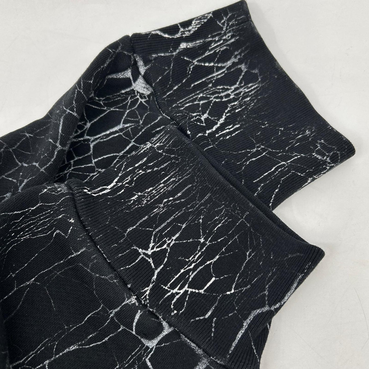 AMIRI アミリ ブラック×ホワイト CRACKED DYE CORE/クラックダイコア ロゴフーディ トップス