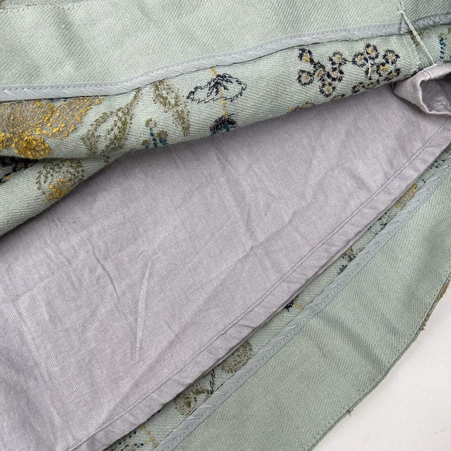 muuc muc603〈Enshu-woven linen-wool fabric〉 Light blue fuchsia flower-embroidered dress