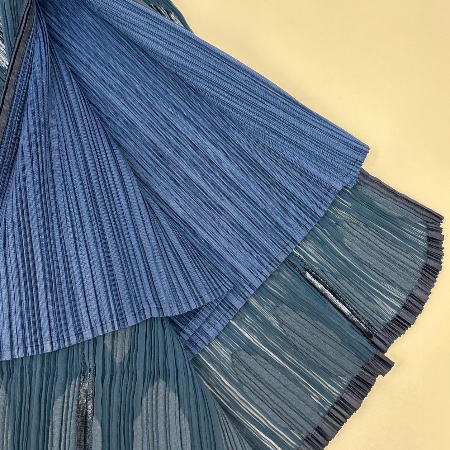 ISSEY MIYAKE FETE IF64-FG736 Blue Large-Dot Side-Slit Pleated Skirt