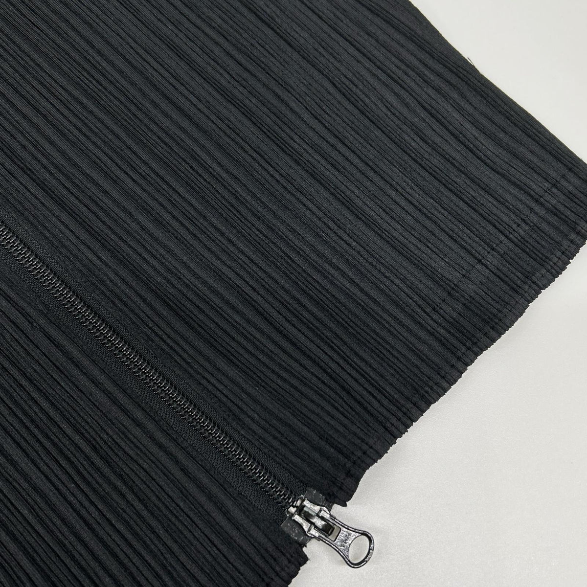PLEATS PLEASE PP04-JE384 Black Color-Detail Turtleneck Sleeveless Zip-Up Vest