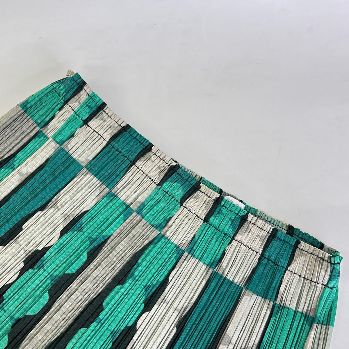 PLEATS PLEASE PP73-JG614 Black × Green Geometric-Pattern Dot Medium Skirt