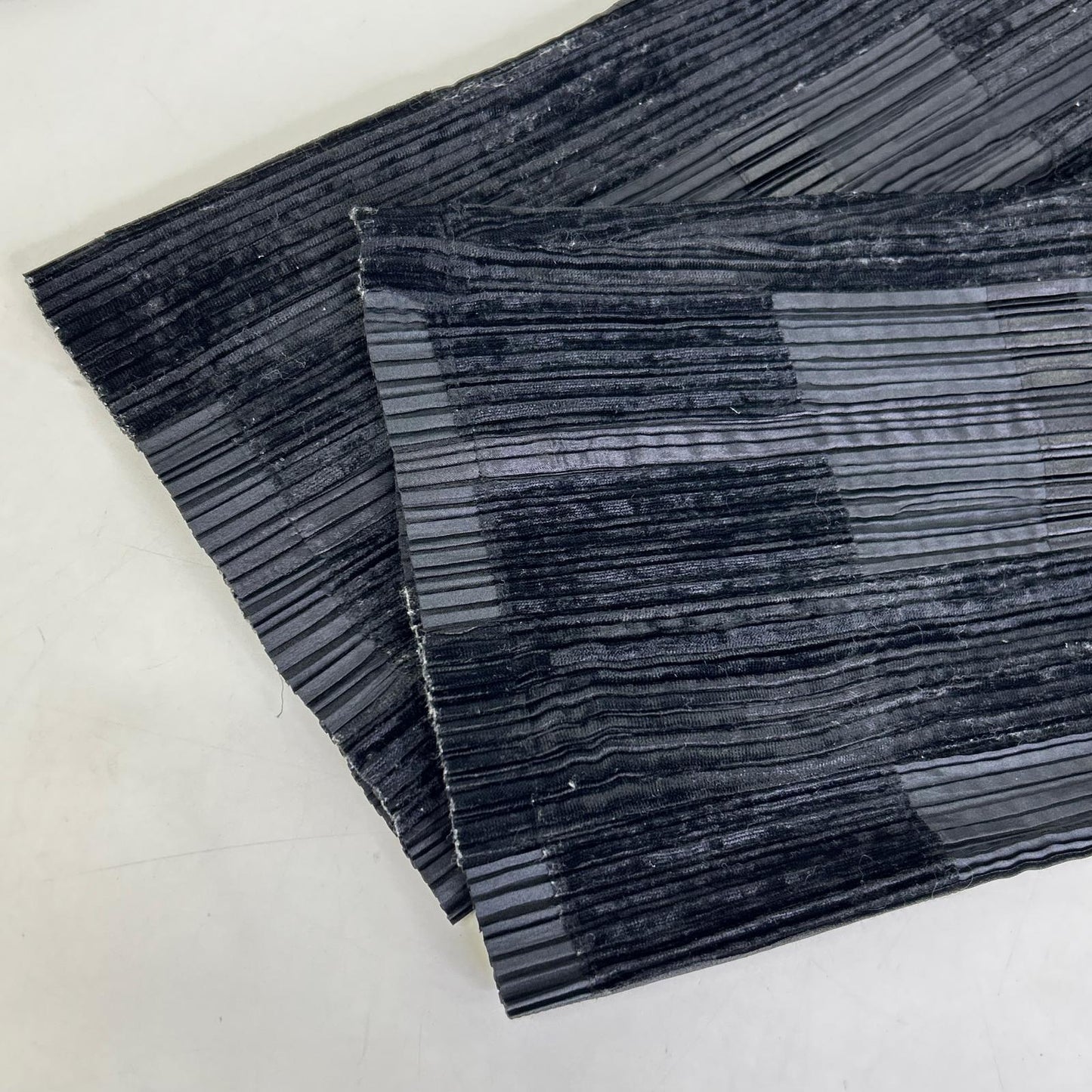 ISSEY MIYAKE IM14FF908 Black Corduroy Line-Design Pants
