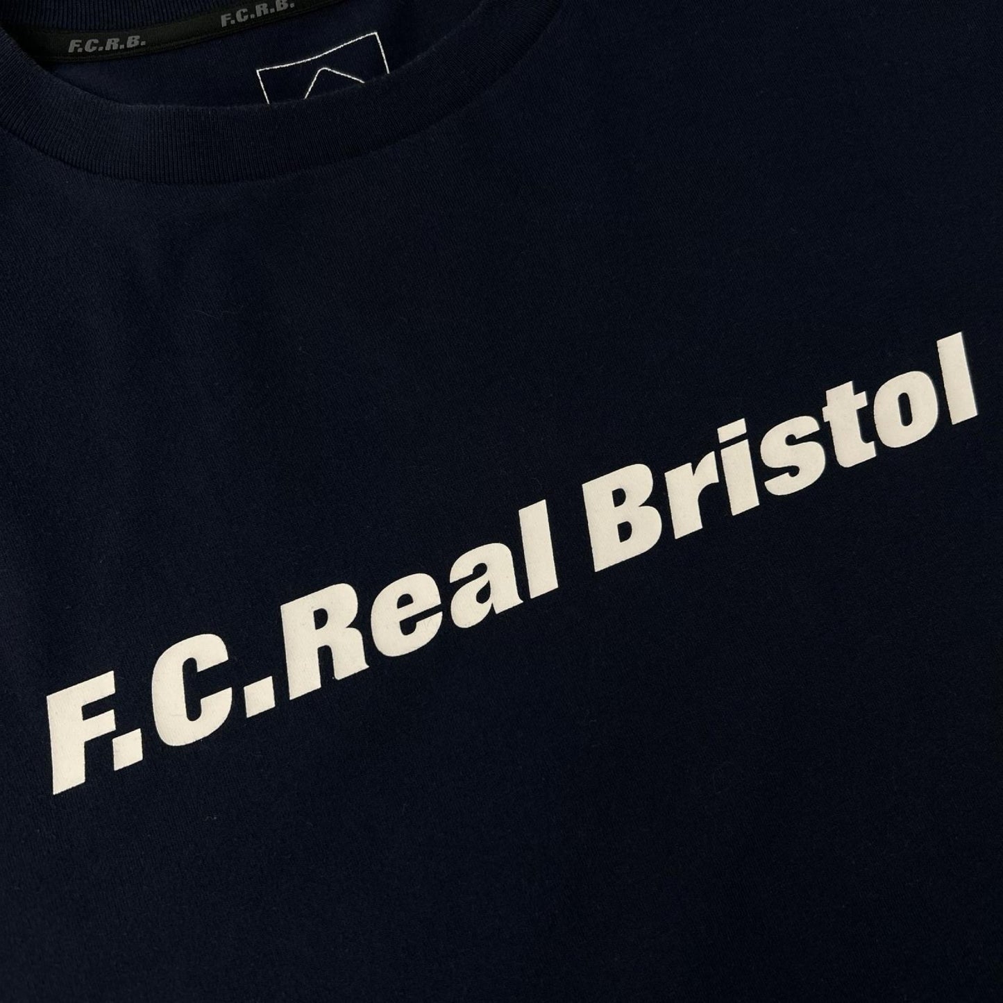 F.C.Real Bristol エフシーリアルブリストル FCRB-210064 ネイビー×ホワイト コットン混 ロゴプリント ショートスリーブカットソー トップス