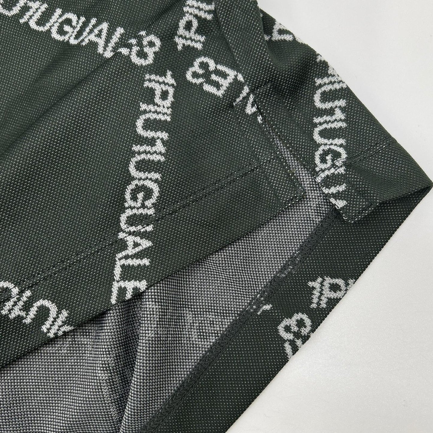 1piu1uguale3 ウノピゥウノウグァーレトレ 【GOLF】【×戸賀敬城】GRK063-POE457 カーキ S/S MOCK NECK ARGYLE LOGO ロゴ モックネックTシャツ トップス
