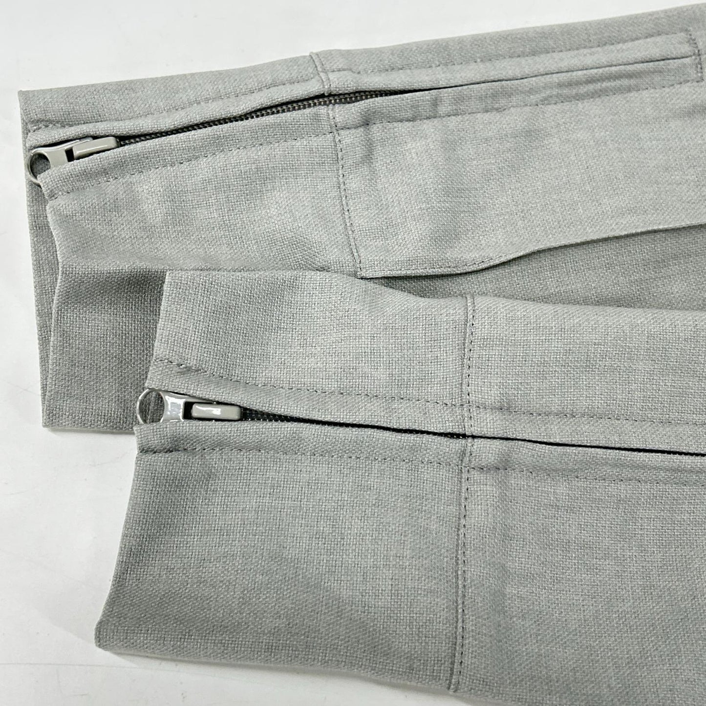 1piu1uguale3 ウノピゥウノウグァーレトレ 【GOLF】【×戸賀敬城】GRP064-POE340 グレー PINTUCK PANTS センタープレススラックスパンツ ボトムス