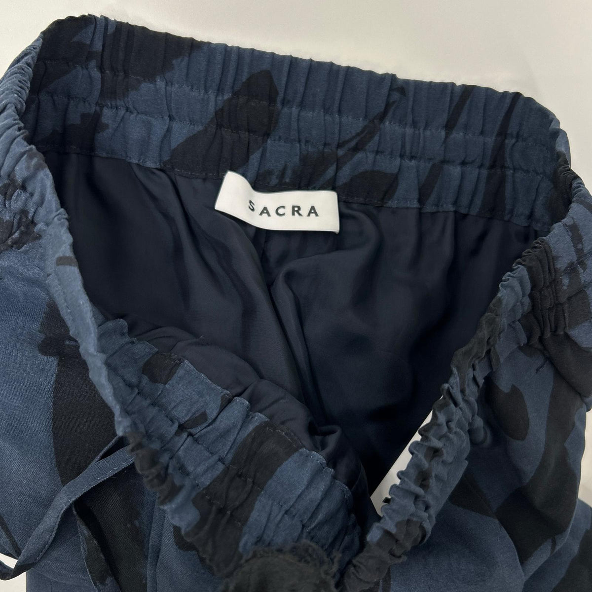 SACRA サクラ 24AW ネイビー ABSTRACT PAINTING PANTS/アブストラクトペインティングパンツ ボトムス