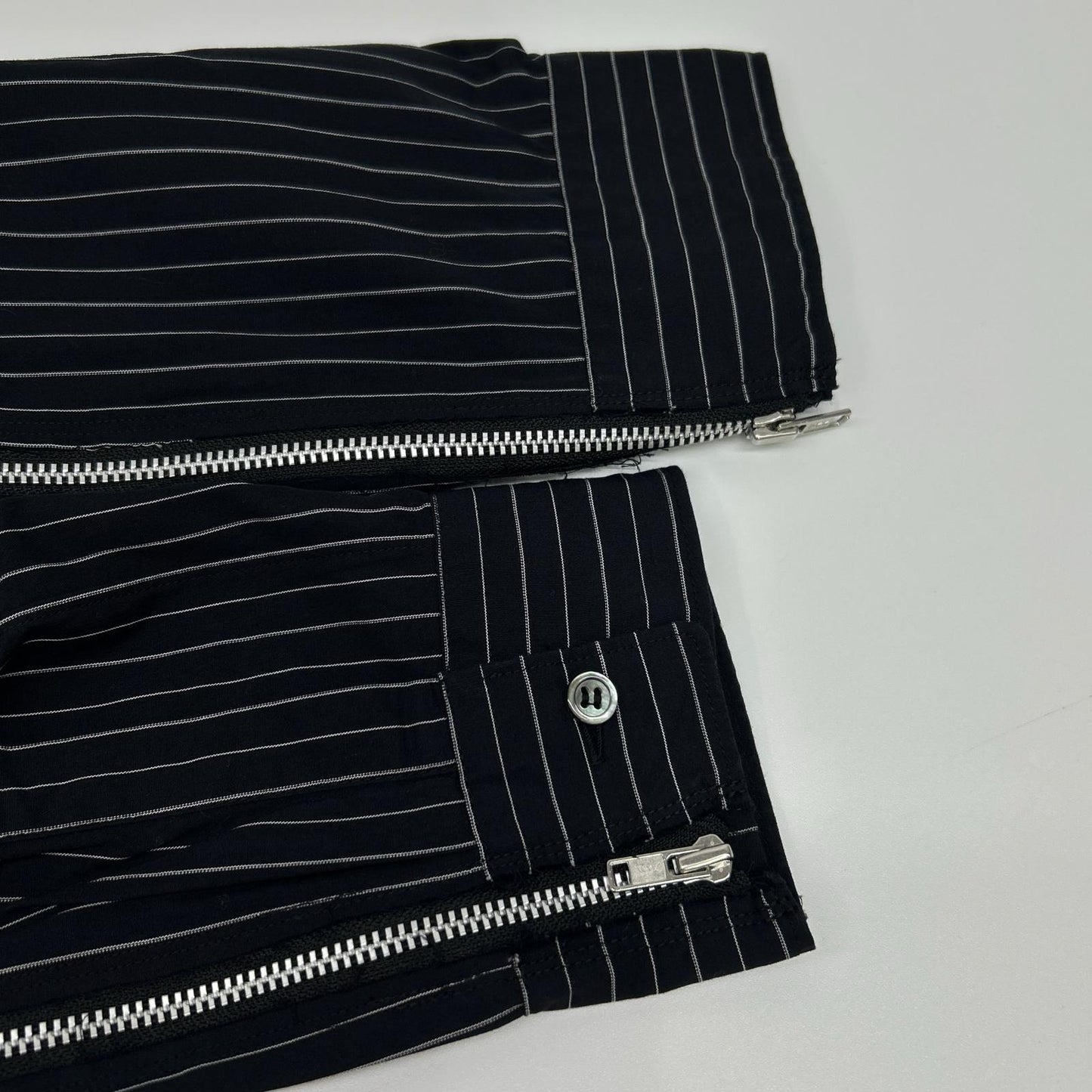 BLACKCOMMEdesGARCONS ブラックコムデギャルソン 1O-B009 25SS ブラック ピンストライプ ジップ シャツ トップス