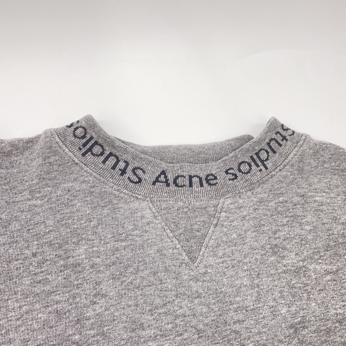 ACNE STUDIOS アクネ ストゥディオズ グレー FLOGHO ロゴモックネック Vガゼット スウェットプルオーバー トップス