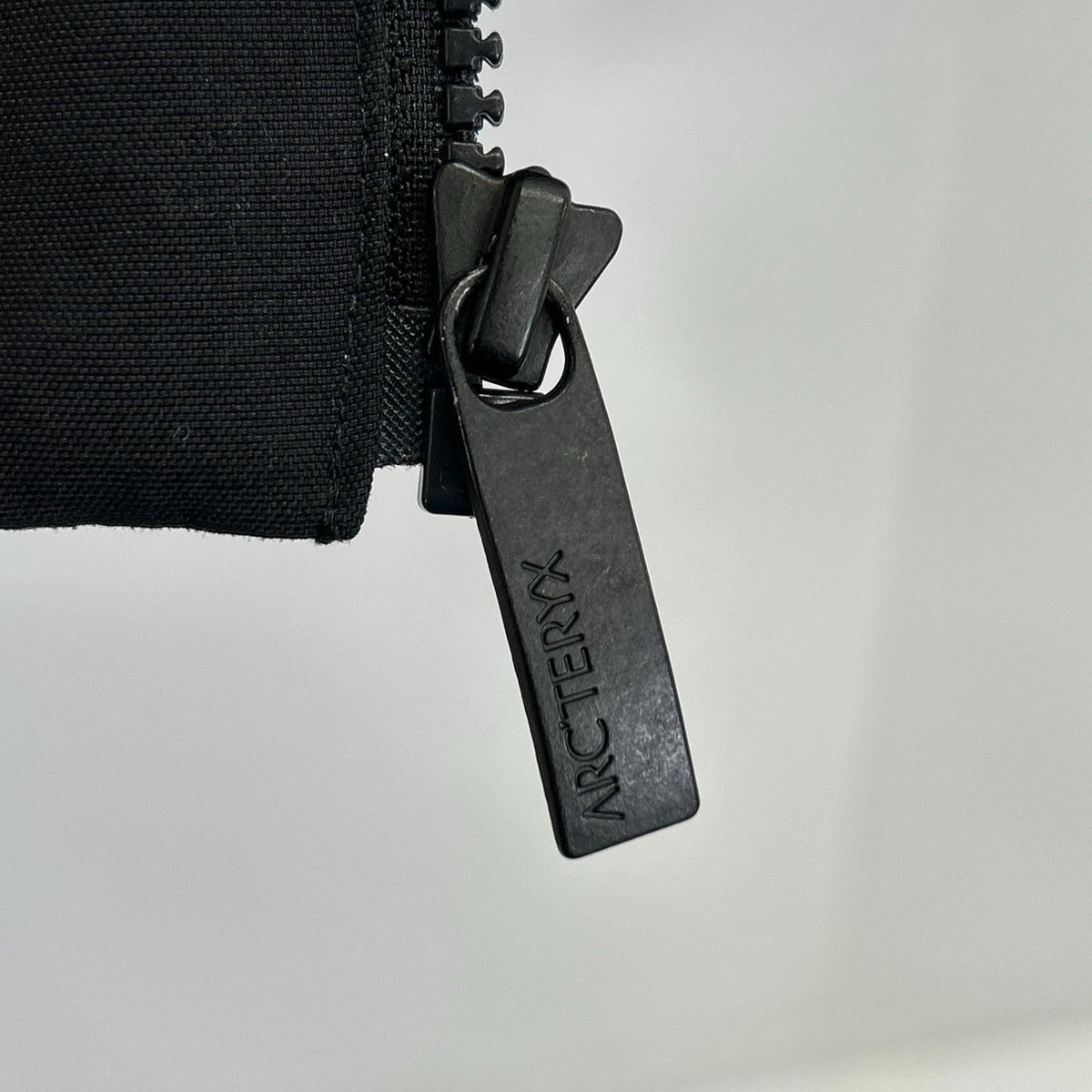 始祖鸟 ARCTERYX X000009980 25年款 黑色 THORIUM INSULATED JACKET 大衣 M