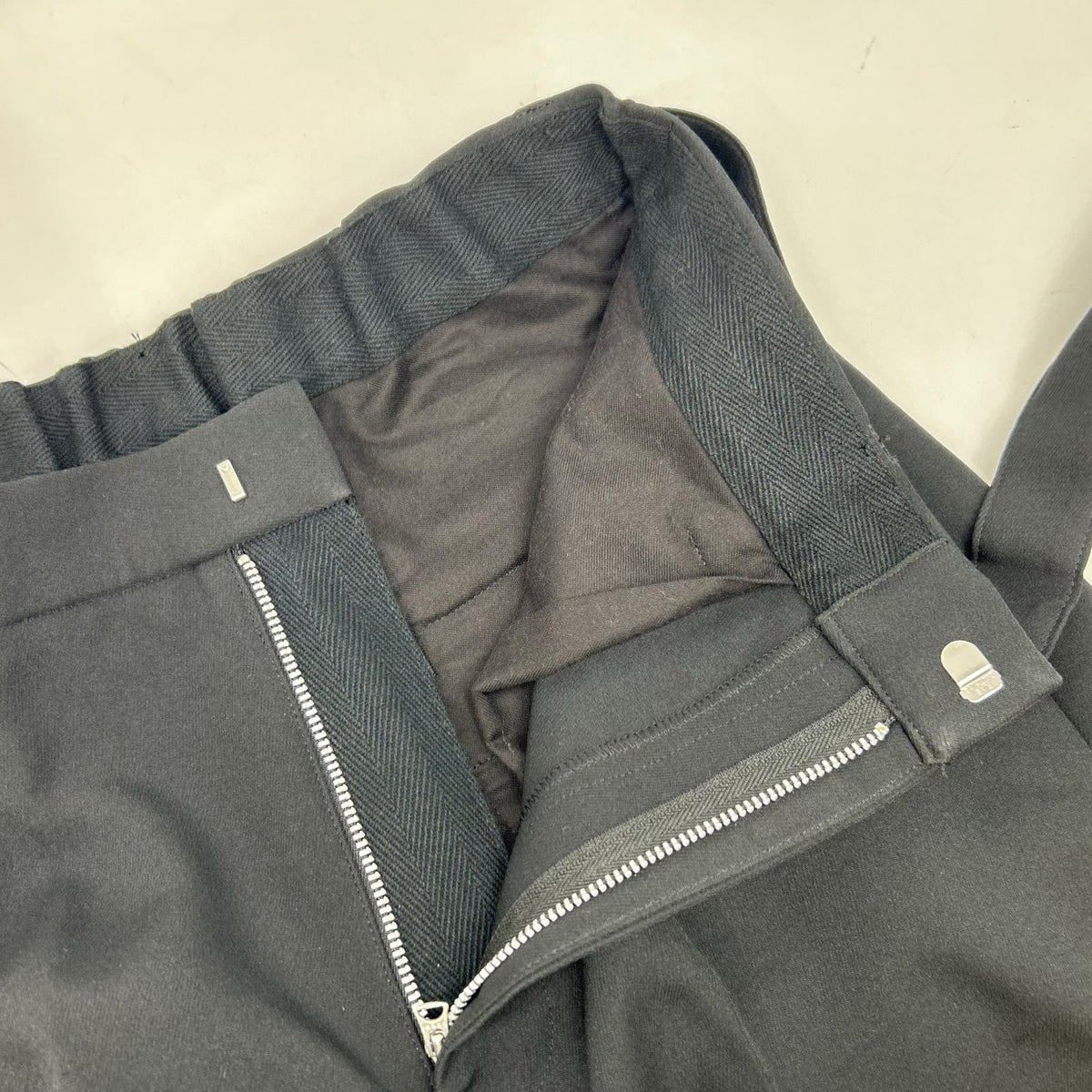 sacai 25SS Black Belted Center Press Slacks Long Pants 25-030639M Bottoms