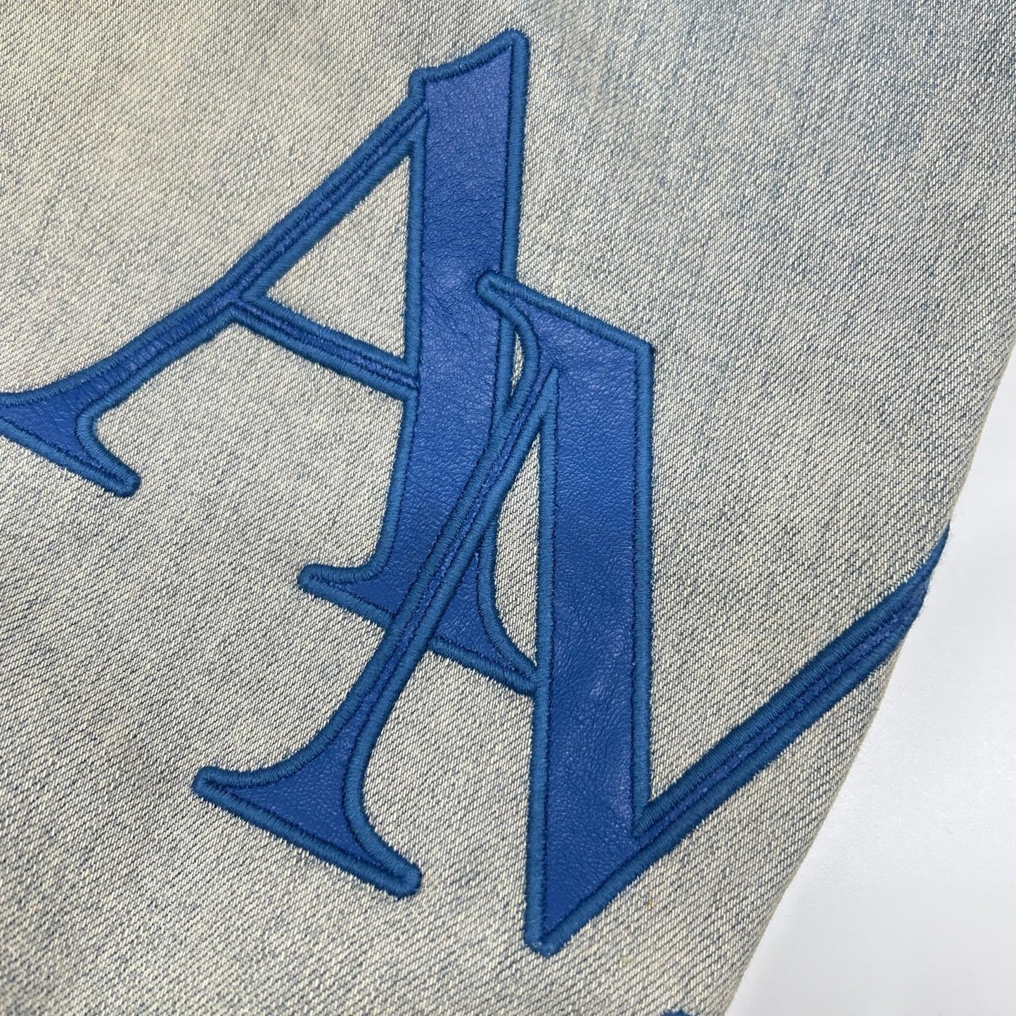 AMIRI 阿米里 AMDNSY1114 26SS 蓝色 皮革徽标贴片 牛仔裤 下装