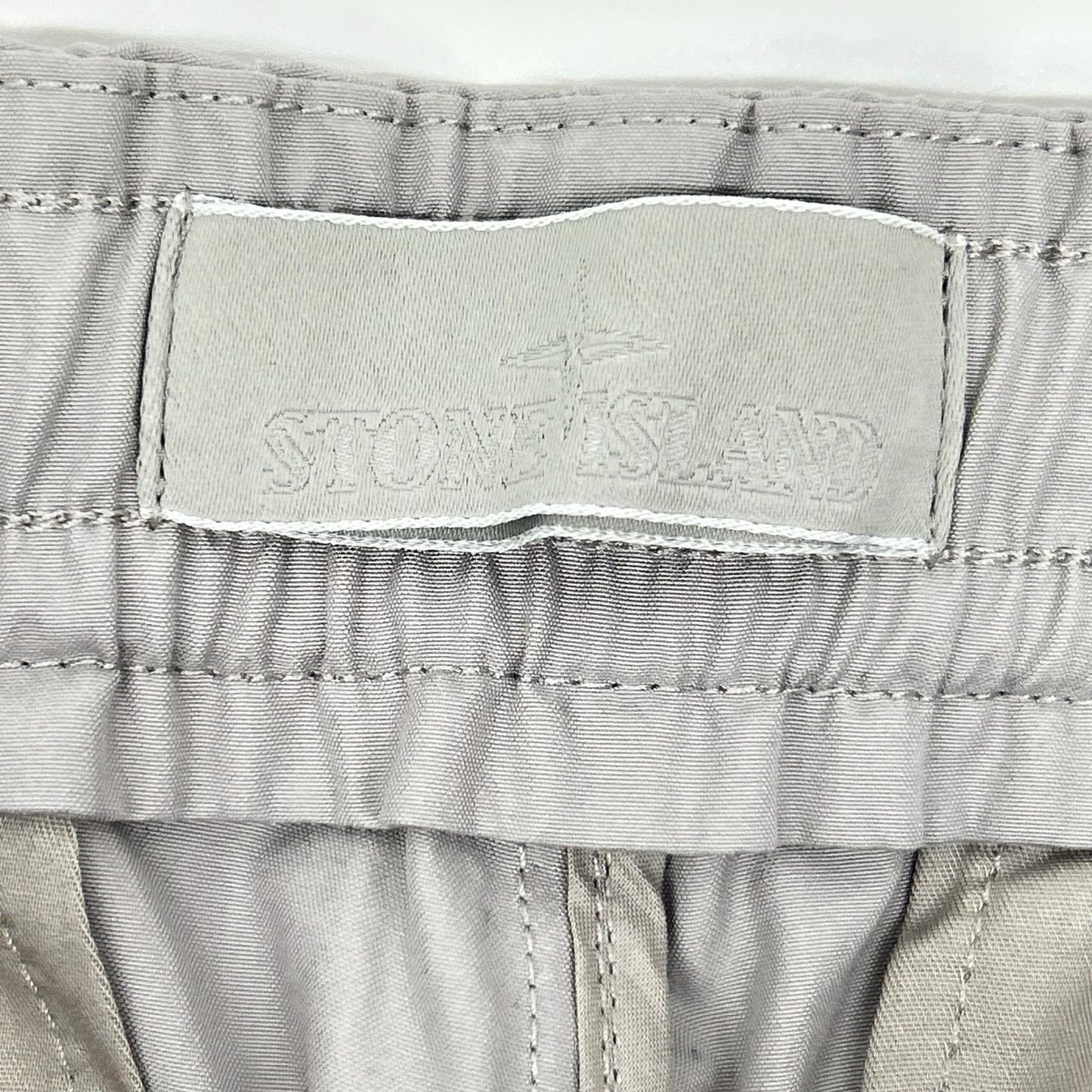 STONE ISLAND ストーンアイランド 25年 ゴースト グレー L1S153100017　ALL-WEATHER COTTON CANVAS カーゴパンツ ボトムス
