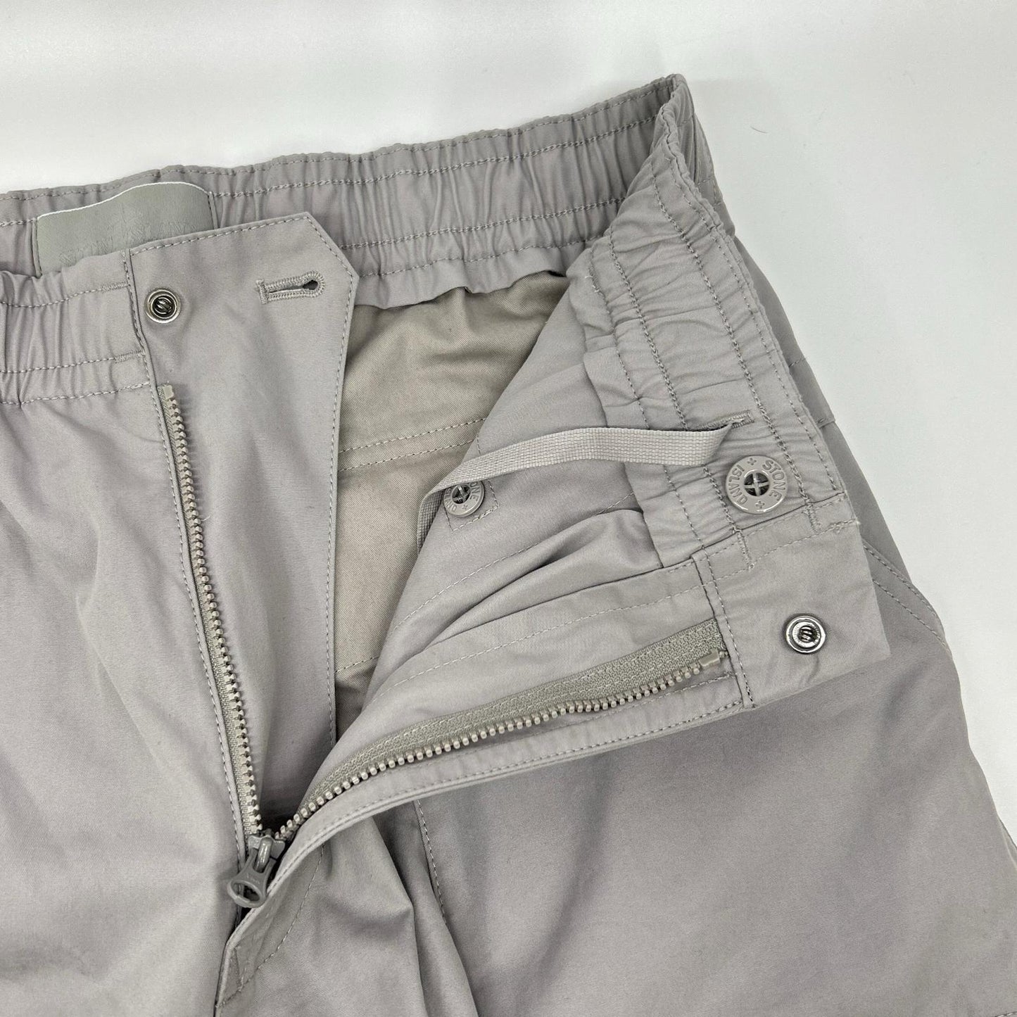 STONE ISLAND ストーンアイランド 25年 ゴースト グレー L1S153100017　ALL-WEATHER COTTON CANVAS カーゴパンツ ボトムス