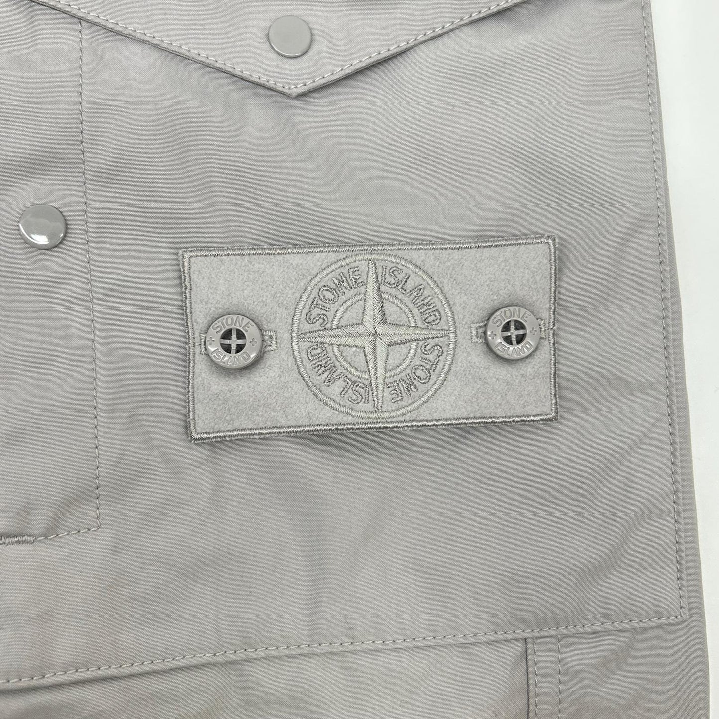STONE ISLAND ストーンアイランド 25年 ゴースト グレー L1S153100017　ALL-WEATHER COTTON CANVAS カーゴパンツ ボトムス