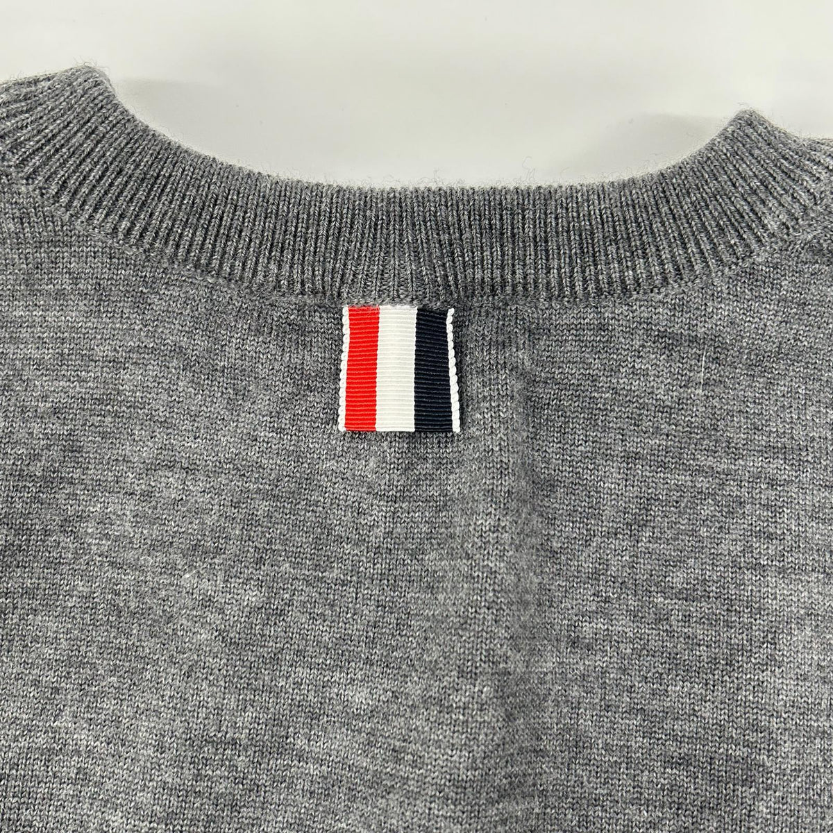 THOM BROWNE トムブラウン FKA243A-00014035 グレー トロンプルイユ ニットプルオーバー トップス