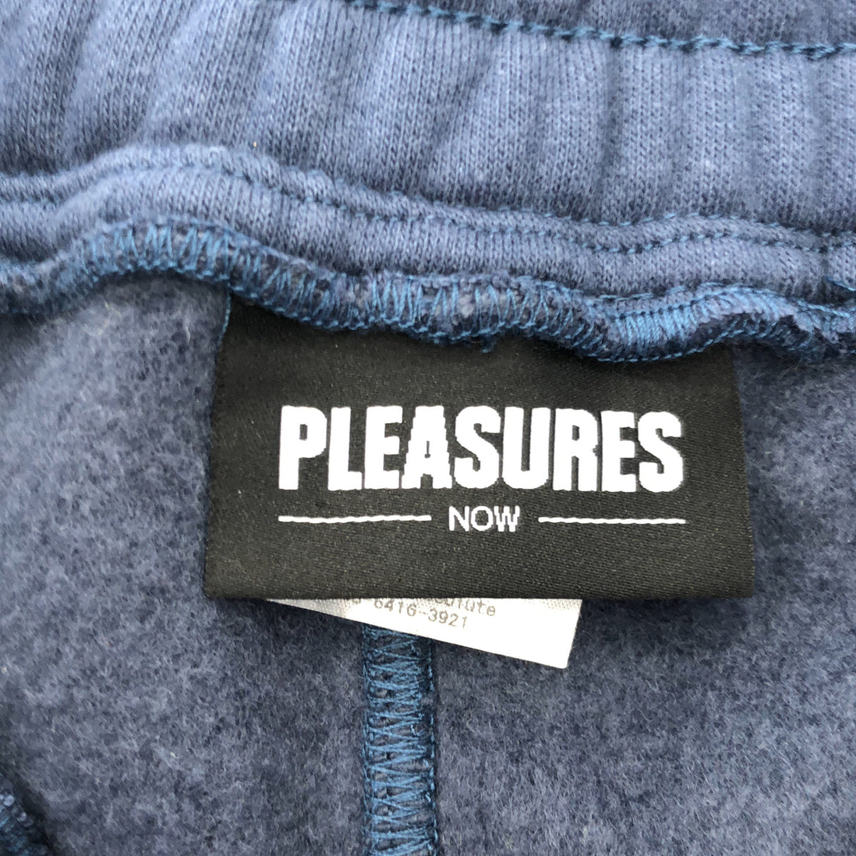 PLEASURES プレジャーズ ブルー ロゴプリント 裏起毛 スウェットパンツ ボトムス