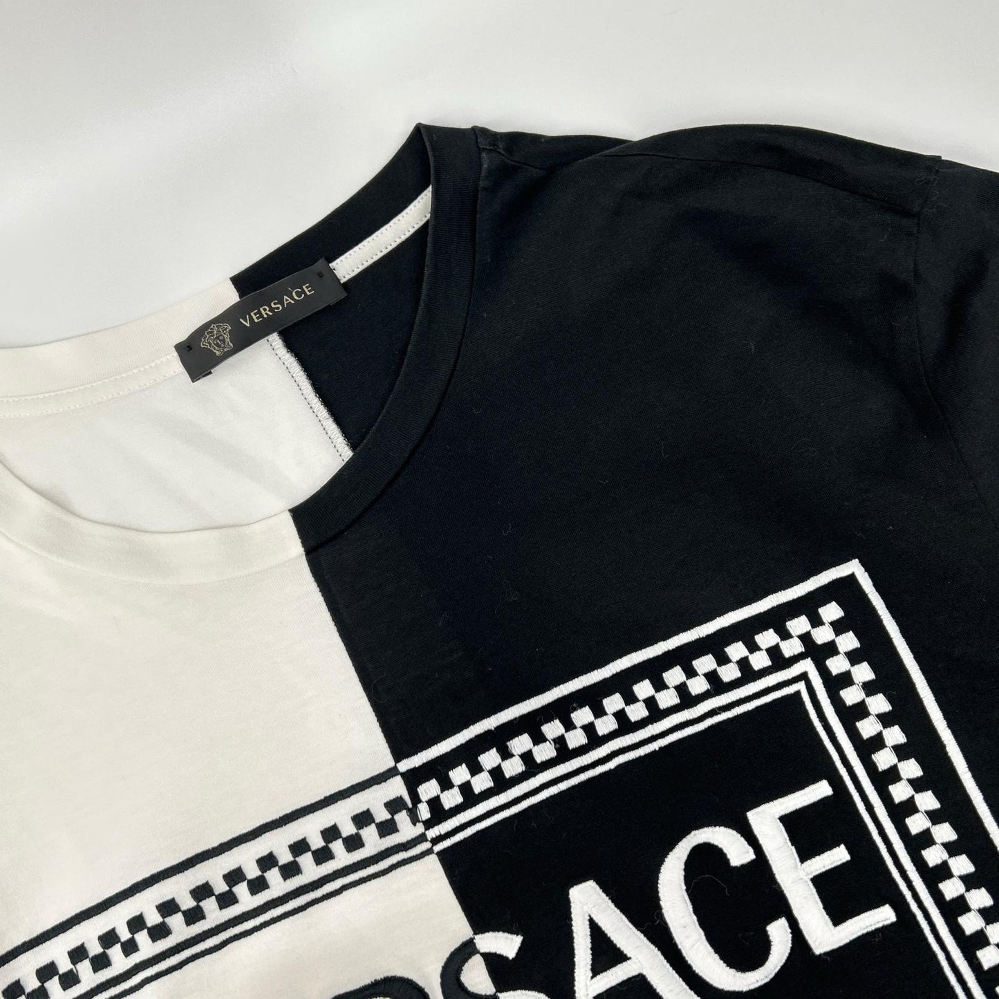 Versace ヴェルサーチ ブラック×ホワイト ツートン ロゴ Tシャツ トップス