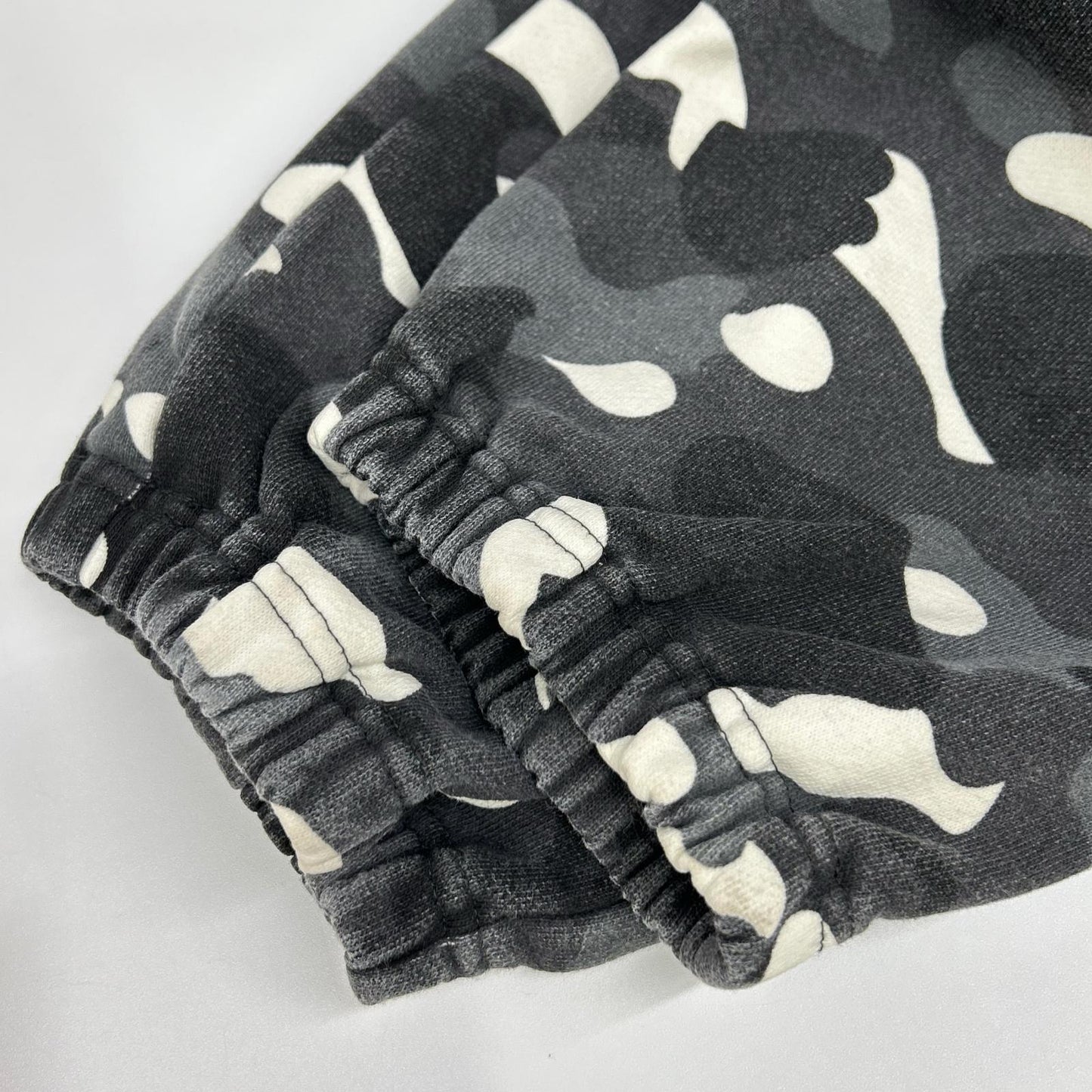 A BATHING APE アベイシングエイプ グレー シャークパンツ ボトムス