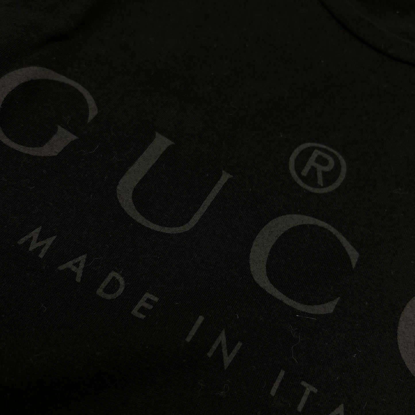 GUCCI グッチ ブラック Tonal Brand Logo Tee トップス