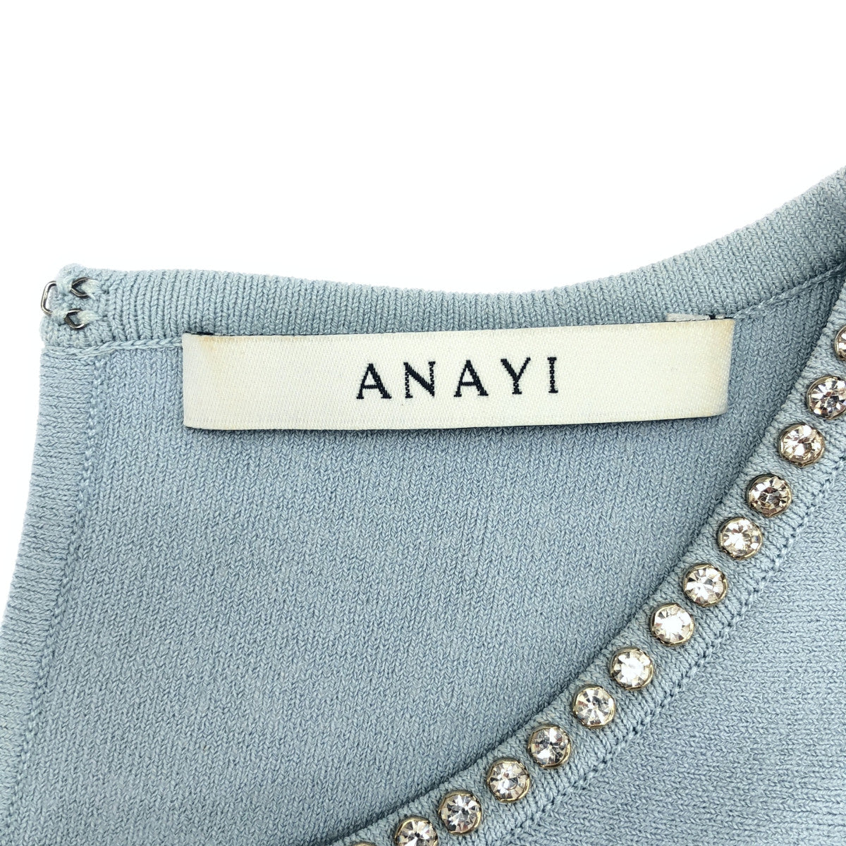 ANAYI アナイ ライトブルー レーヨン ストレッチ ビジューネック プルオーバー トップス