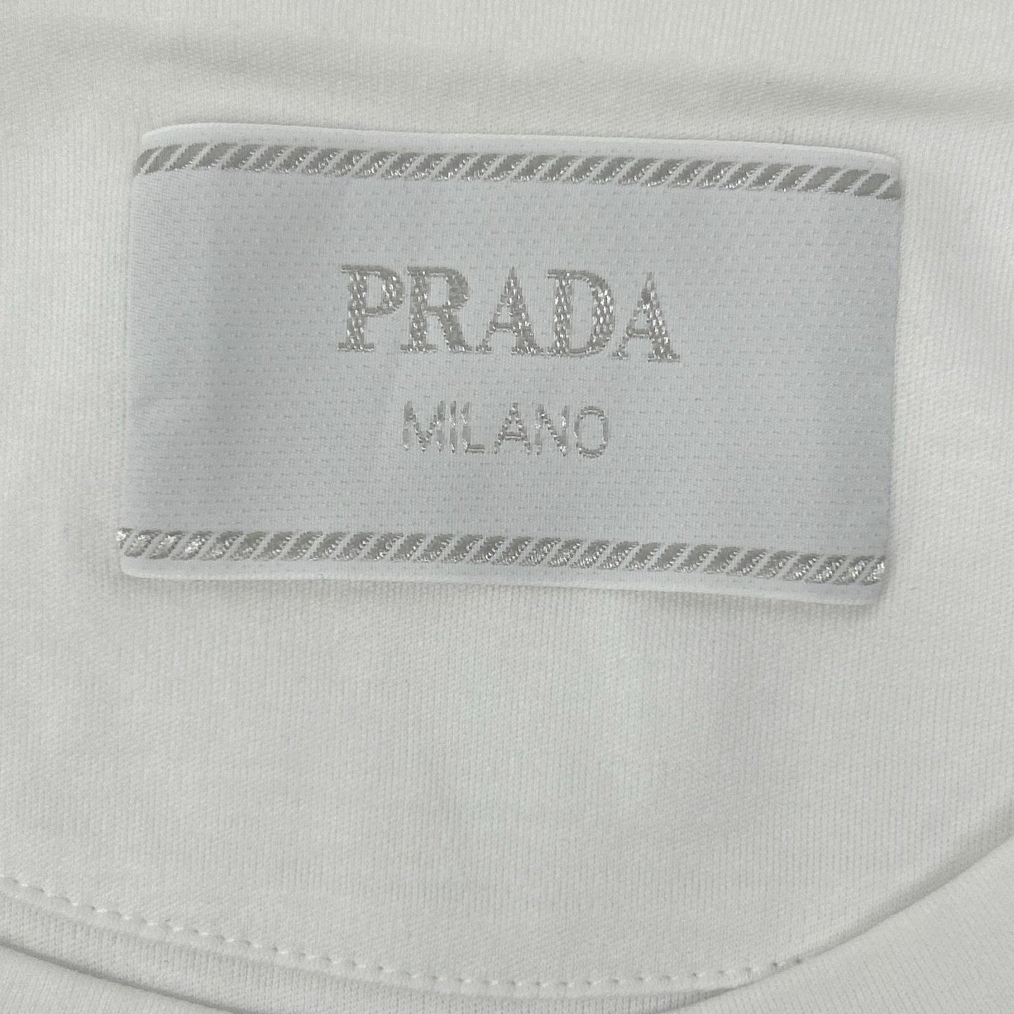 PRADA プラダ UJN861 ホワイト ロゴプレート付き Tシャツ トップス