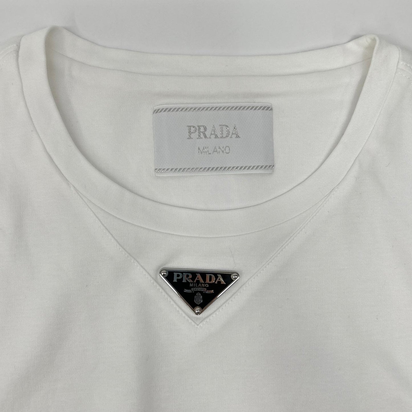 PRADA プラダ UJN861 ホワイト ロゴプレート付き Tシャツ トップス