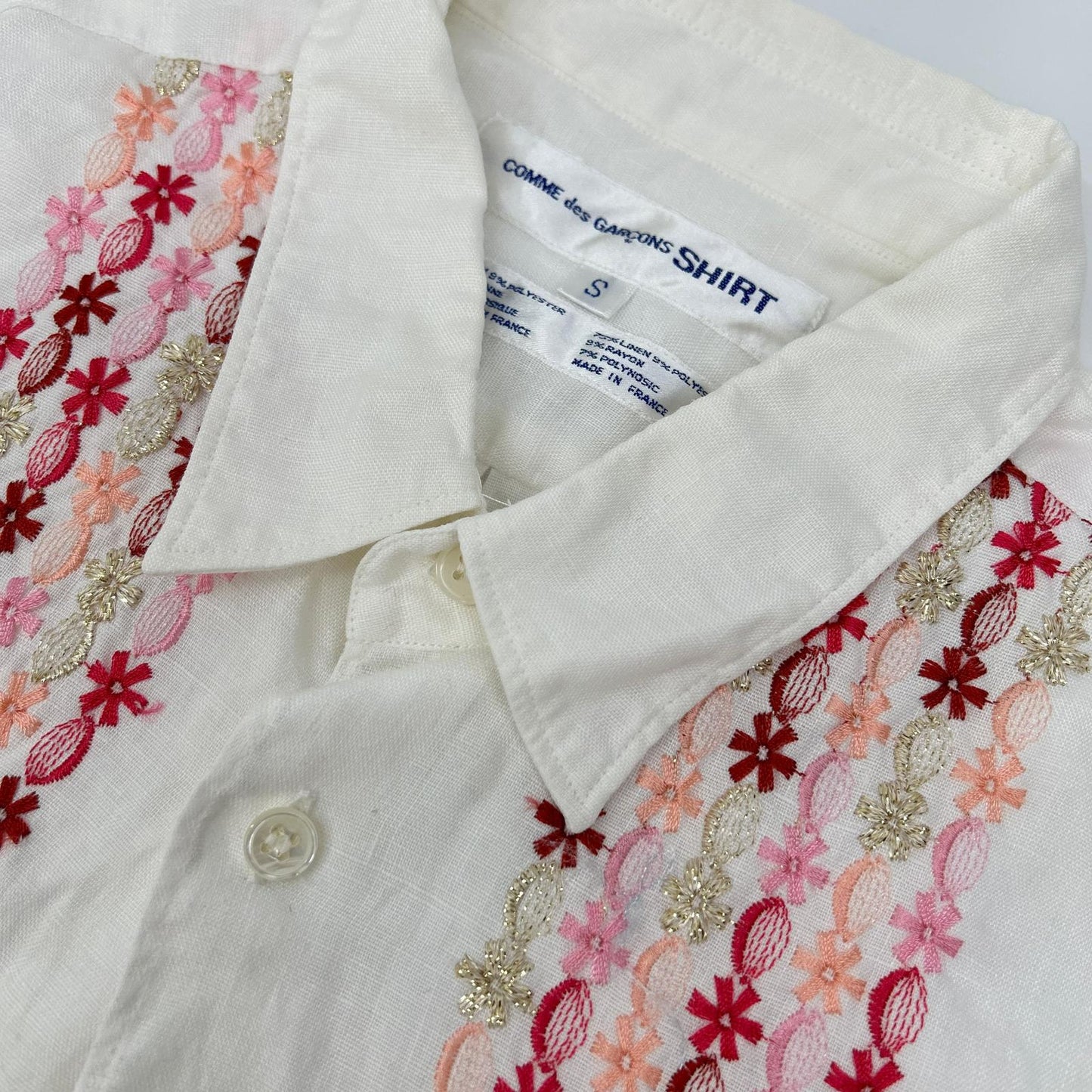 COMMEdesGARCONS SHIRT コムデギャルソンシャツ S10056 ホワイト リネン ピンク刺繍デザイン 半袖シャツ トップス