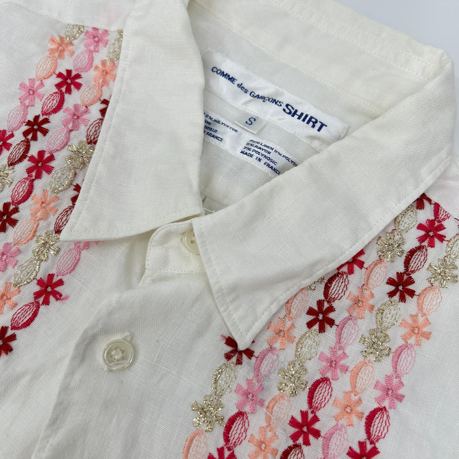 COMMEdesGARCONS SHIRT コムデギャルソンシャツ S10056 ホワイト リネン ピンク刺繍デザイン 半袖シャツ トップス