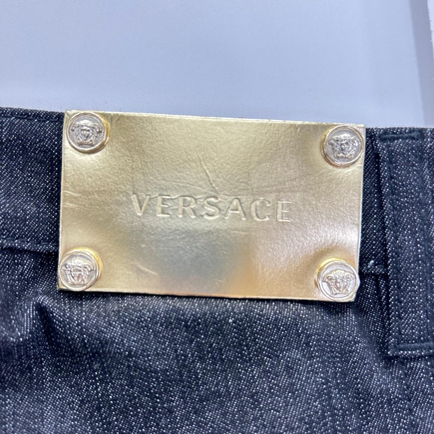 GIANNIVERSACE ジャンニヴェルサーチ チャコール ゴールドメデューサボタン ライン デニム ボトムス