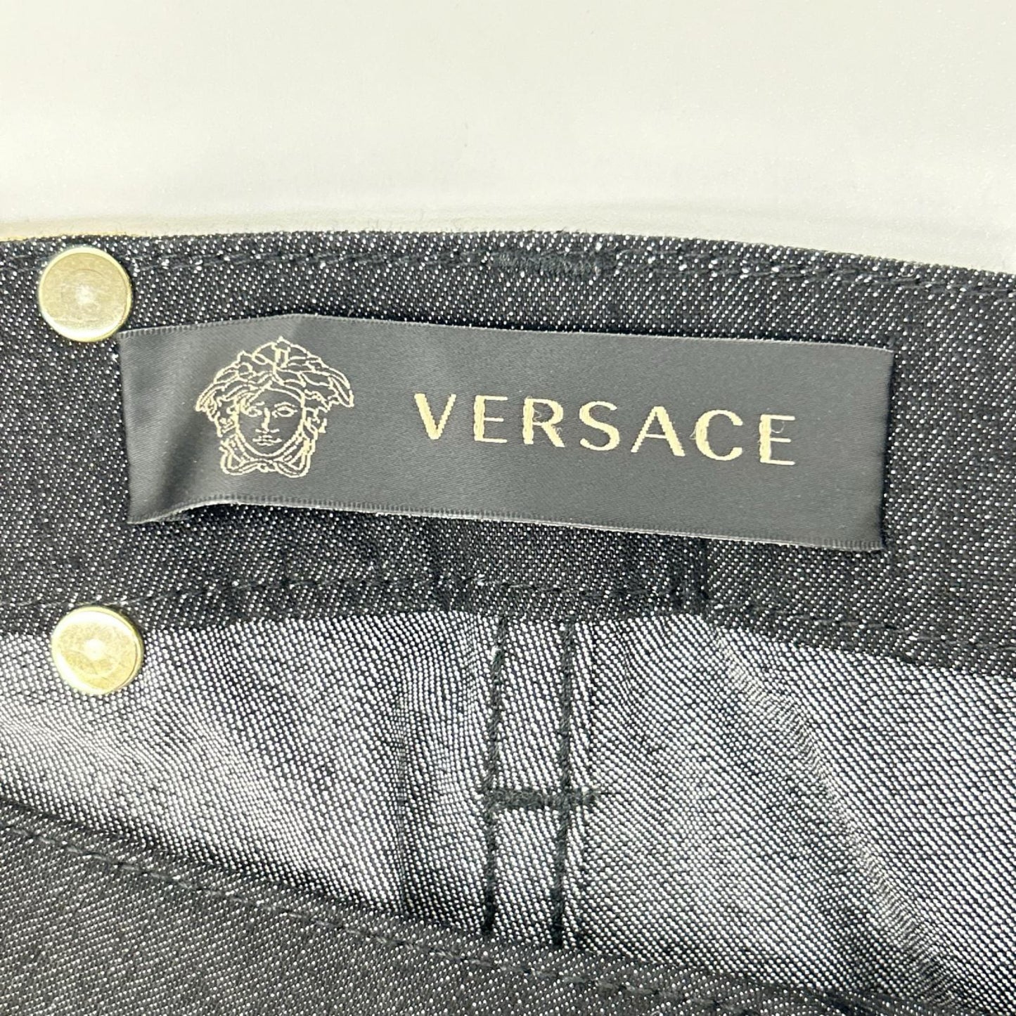 GIANNIVERSACE ジャンニヴェルサーチ チャコール ゴールドメデューサボタン ライン デニム ボトムス
