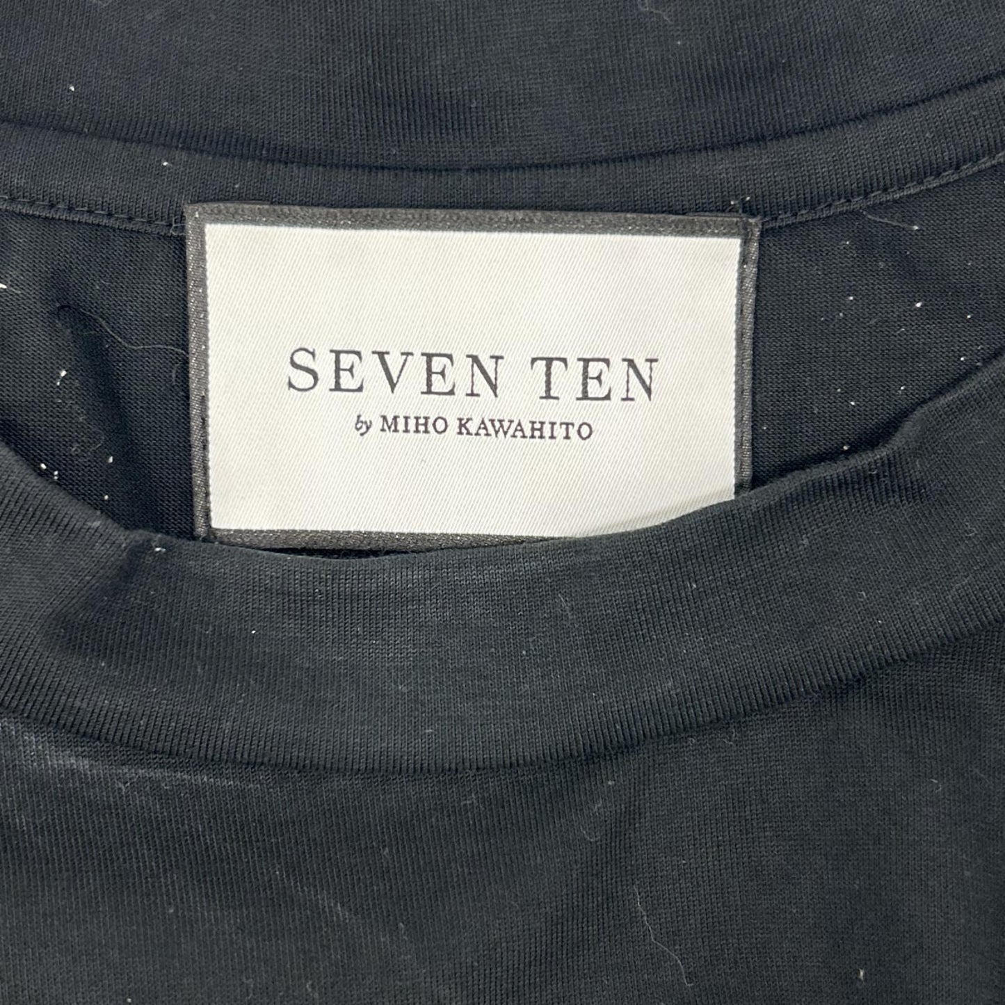 SEVEN TEN by MIHO KAWAHITO セブンテン バイミホカワヒト 3S109 ブラック SVT胸刺繍Tシャツ トップス