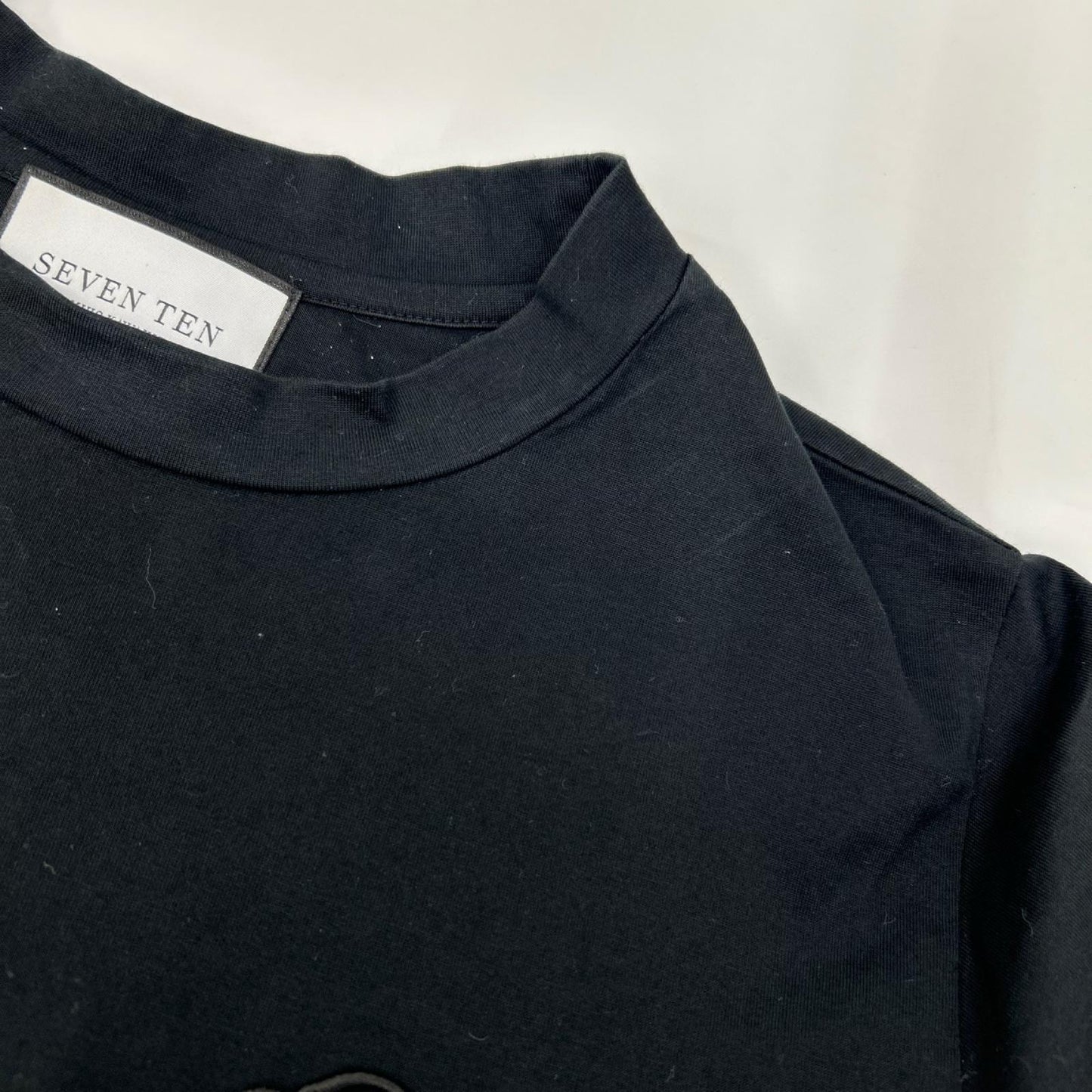 SEVEN TEN by MIHO KAWAHITO セブンテン バイミホカワヒト 3S109 ブラック SVT胸刺繍Tシャツ トップス