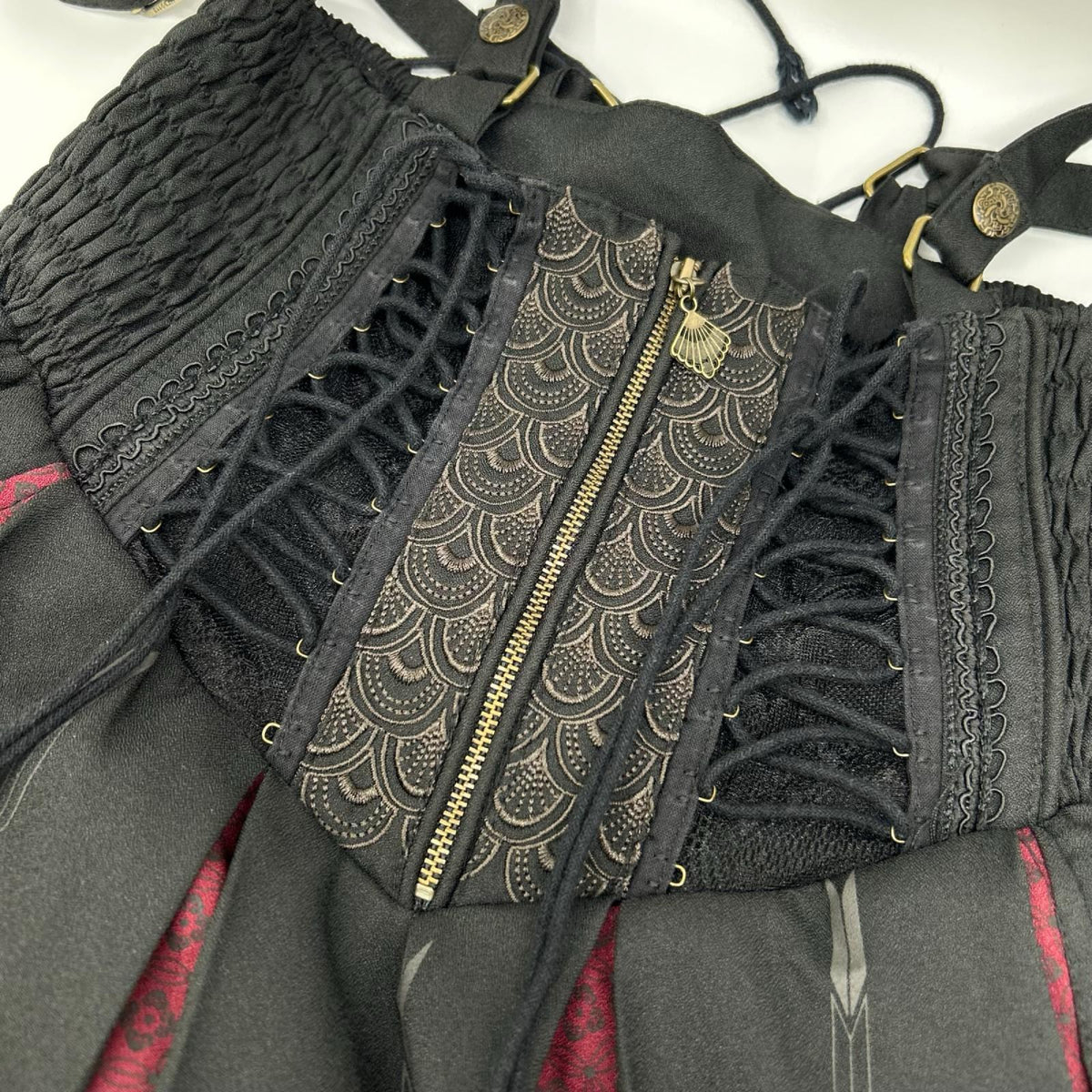 Ozz On オッズオン ブラック×レッド 紅葉刺繍 袴風 サスペンダー スカート スカート