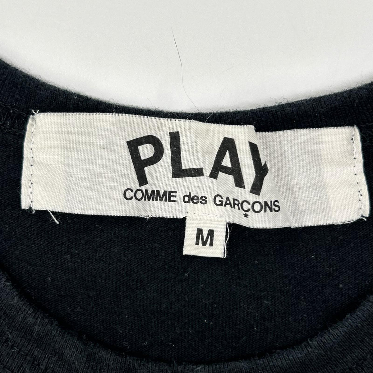 PLAYCOMMEdesGARCONS プレイコムデギャルソン ブラック ワンポイント刺繍 半袖Tシャツ トップス